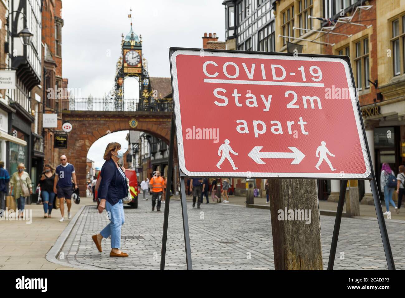 Ein COVID 19-Schild im Stadtzentrum von Chester erinnert die Leute daran, 2 Meter voneinander entfernt zu bleiben Stockfoto