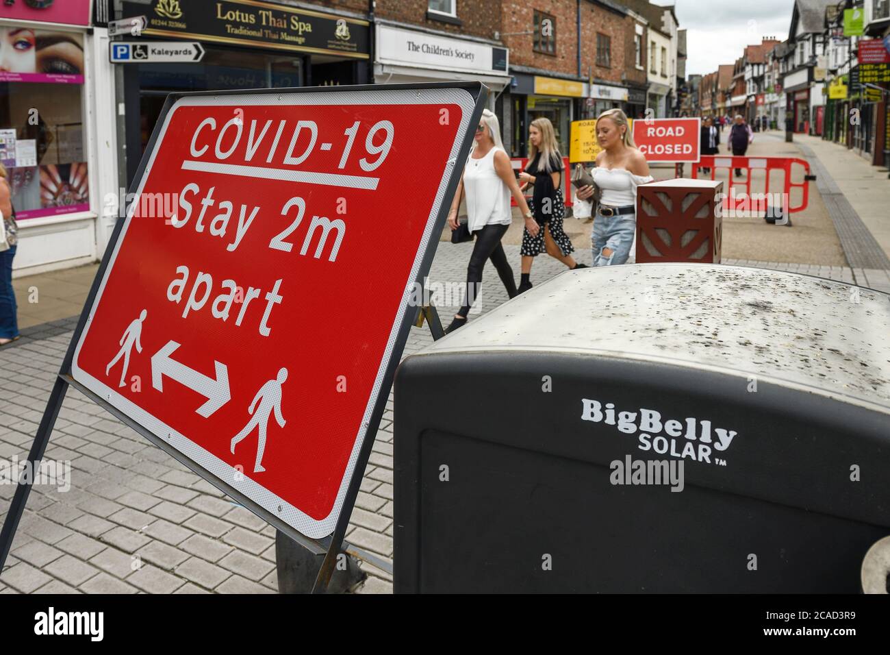 Ein COVID 19-Schild im Stadtzentrum von Chester erinnert die Leute daran, 2 Meter voneinander entfernt zu bleiben Stockfoto