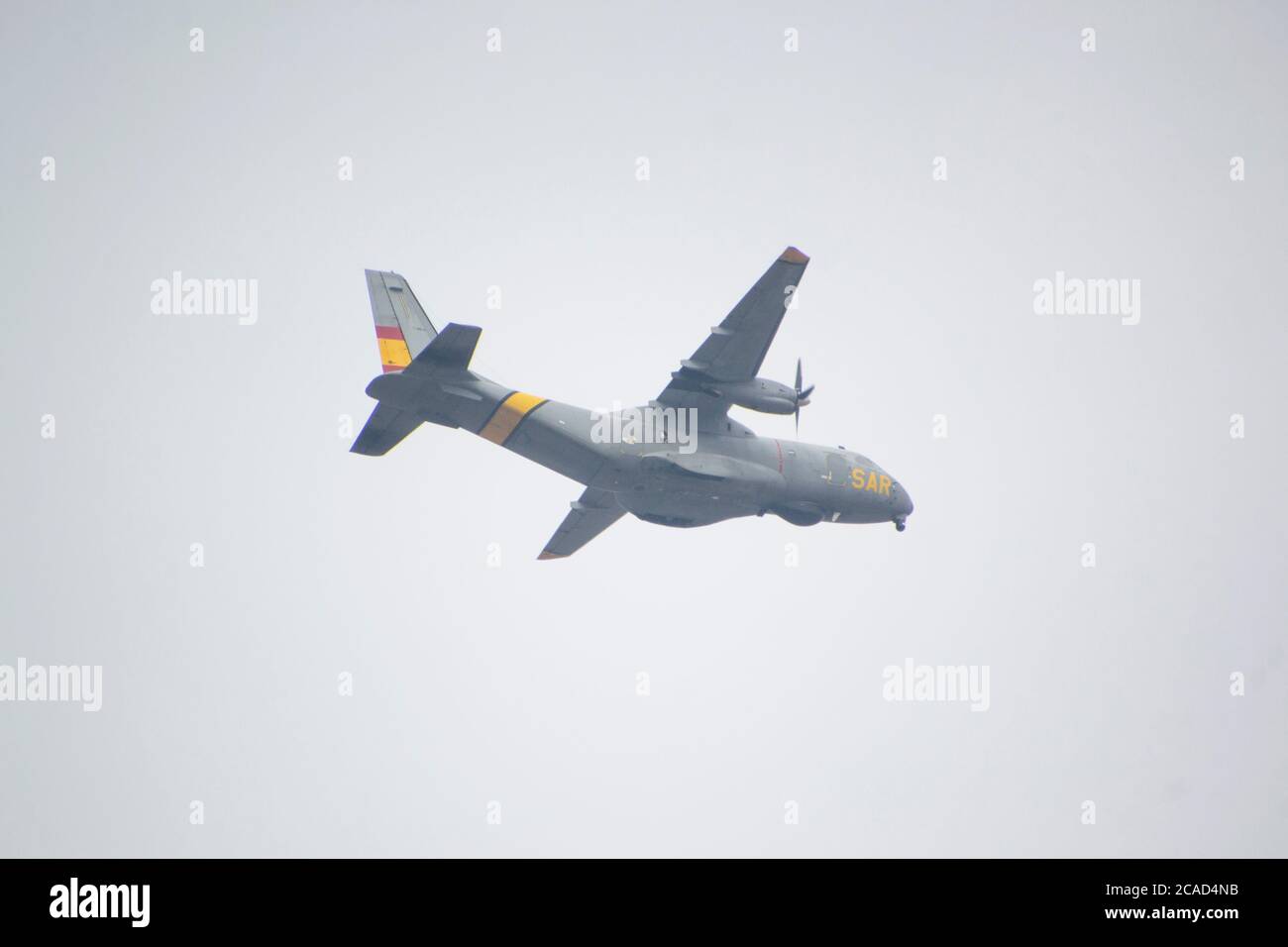 Ausstellung der Luftparade, die in den Straßen von Madrid und Spanien am 12. Oktober stattfindet. Mit Flugzeugen, Kämpfern und Hubschraubern. Stockfoto