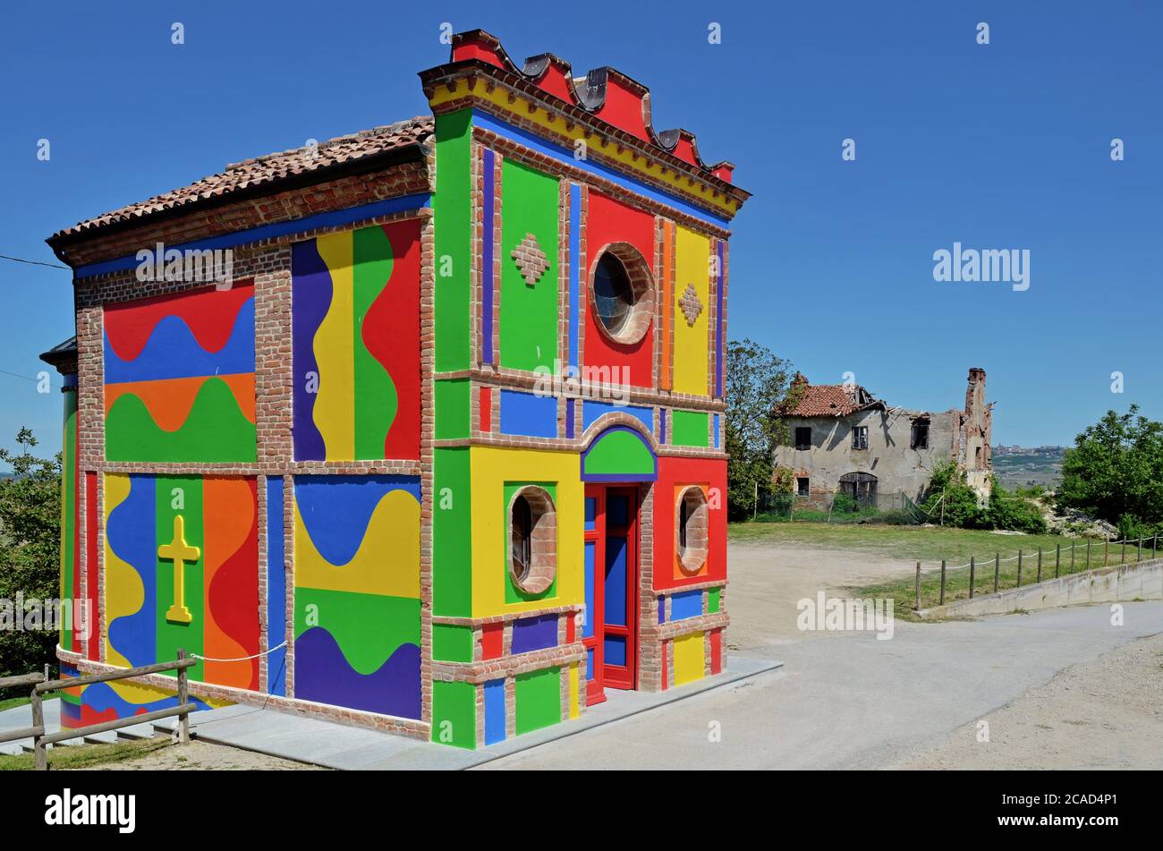 langhe, bunte Kirche bei Alba Stockfoto