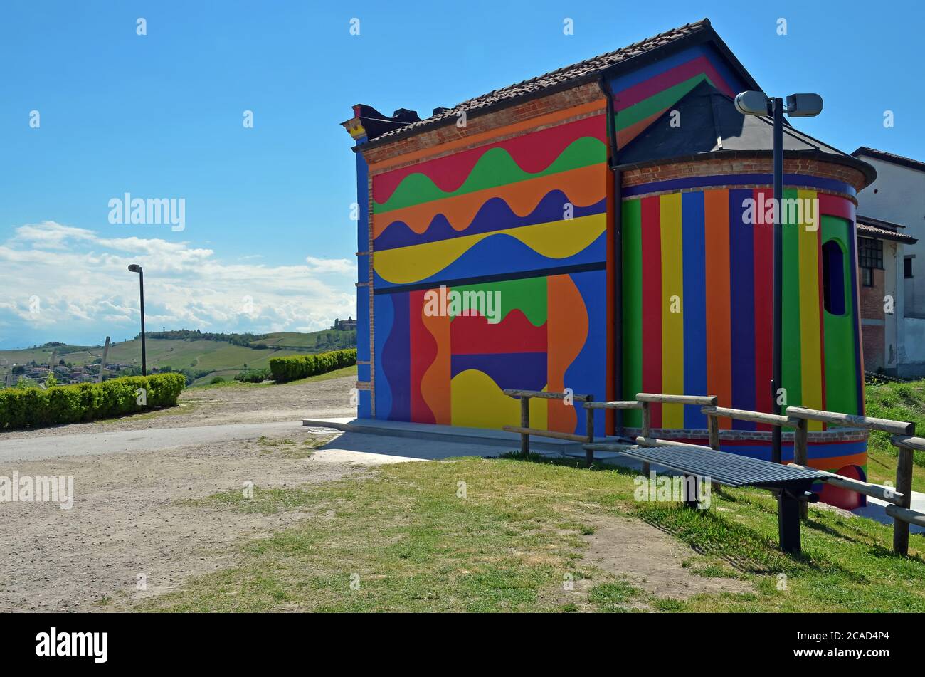 langhe, bunte Kirche bei Alba Stockfoto