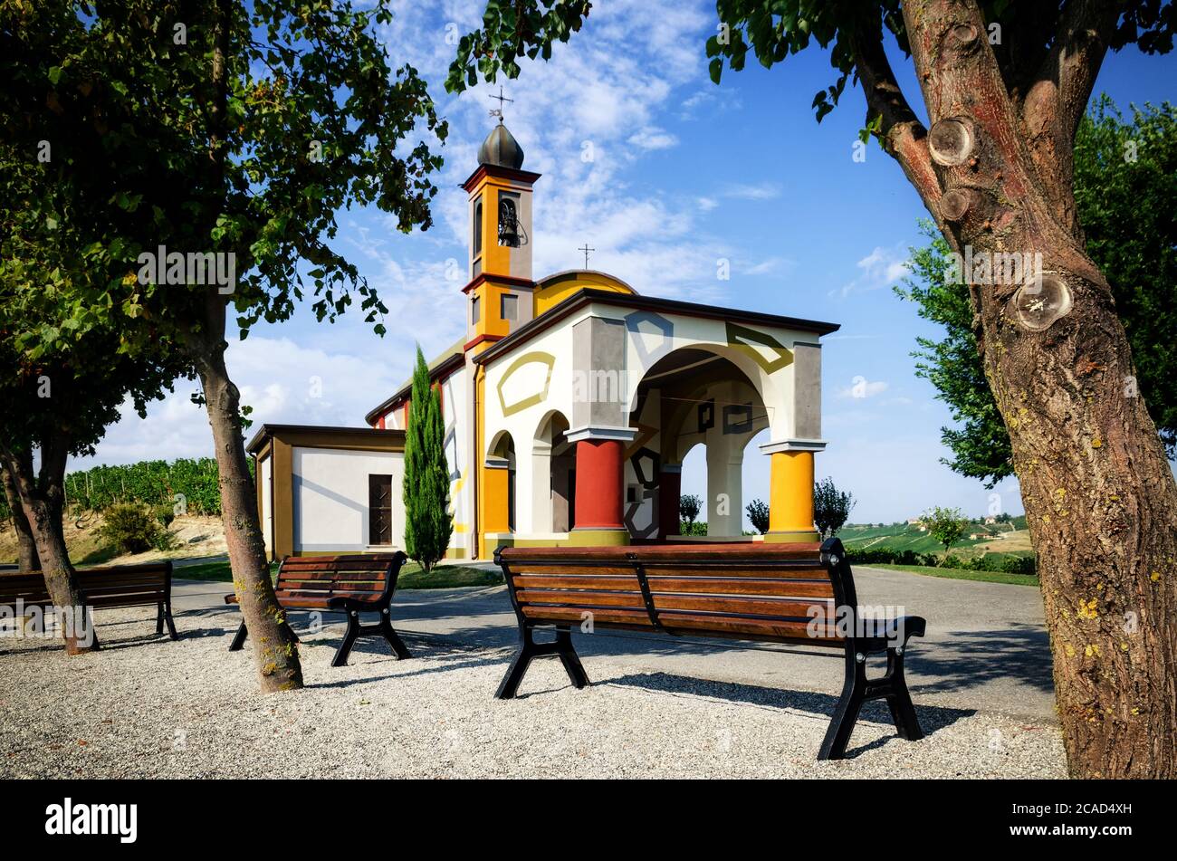 ALBA, ITALIEN - 19. AUGUST 2017 - die Kirche Maria del Carmine in Coazzolo, bei Alba (Italien) am 19. august 2017. Die farbenfrohe Renovierung wurde von durchgeführt Stockfoto