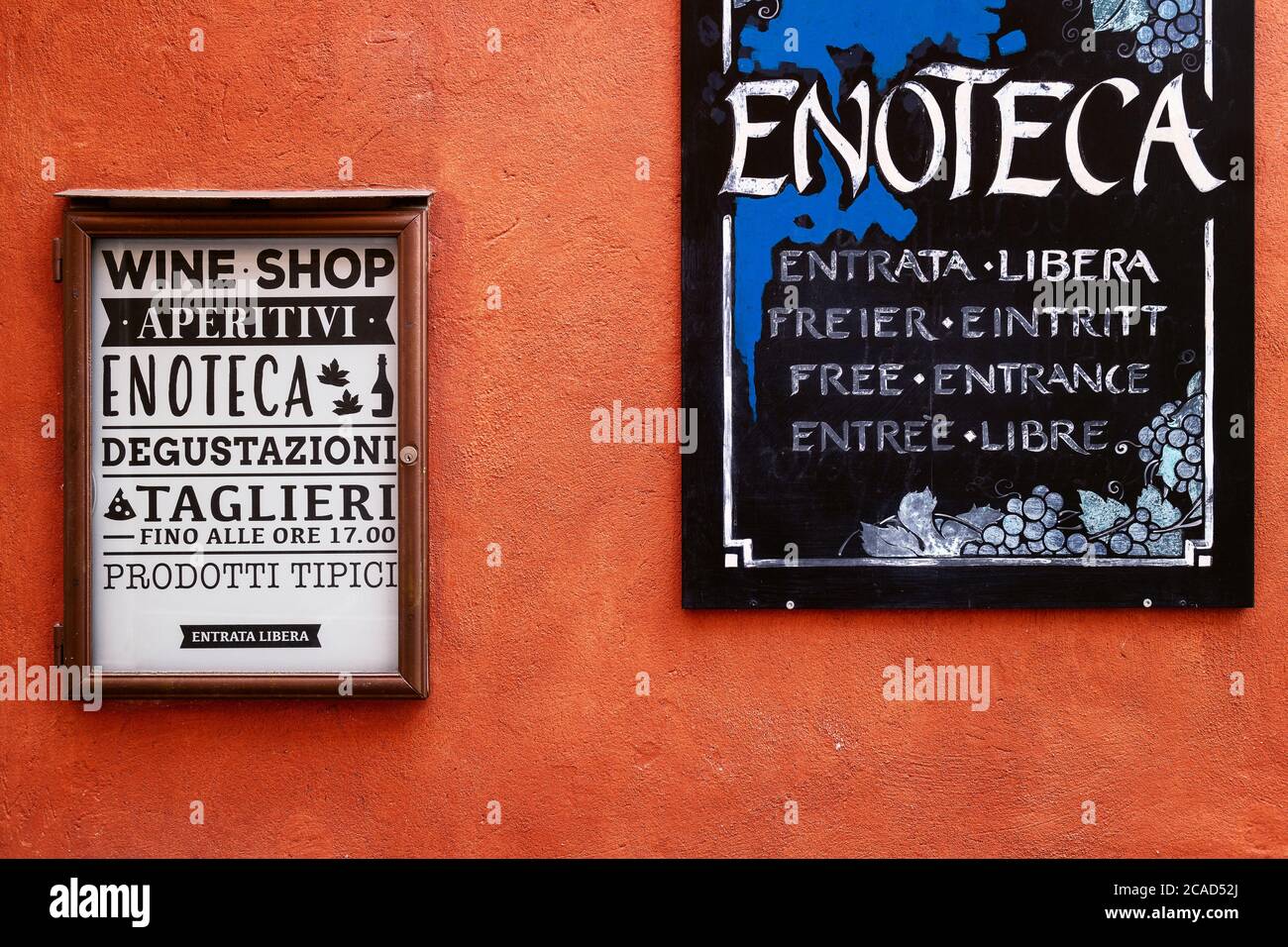 NEIVE, ITALIEN – 3. MÄRZ 2019: Die Schilder der der Weinhandlung über den Mauern von Neive, Italien, am 3. märz 2019, mit che Schriften, die Weinhandlung, Aperitif, Tasti bedeuten Stockfoto