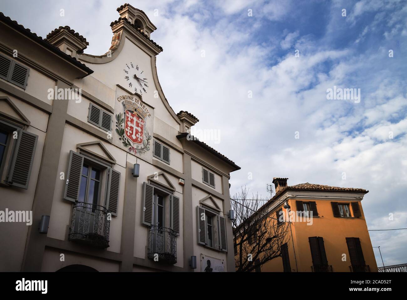 NEIVE, ITALIEN - 3. MÄRZ 2019: Das Rathaus (Gemeinde in italienischer Sprache) von Neive, Italien, eines der wichtigsten Dörfer der Langhe Hügel, berühmt distric Stockfoto