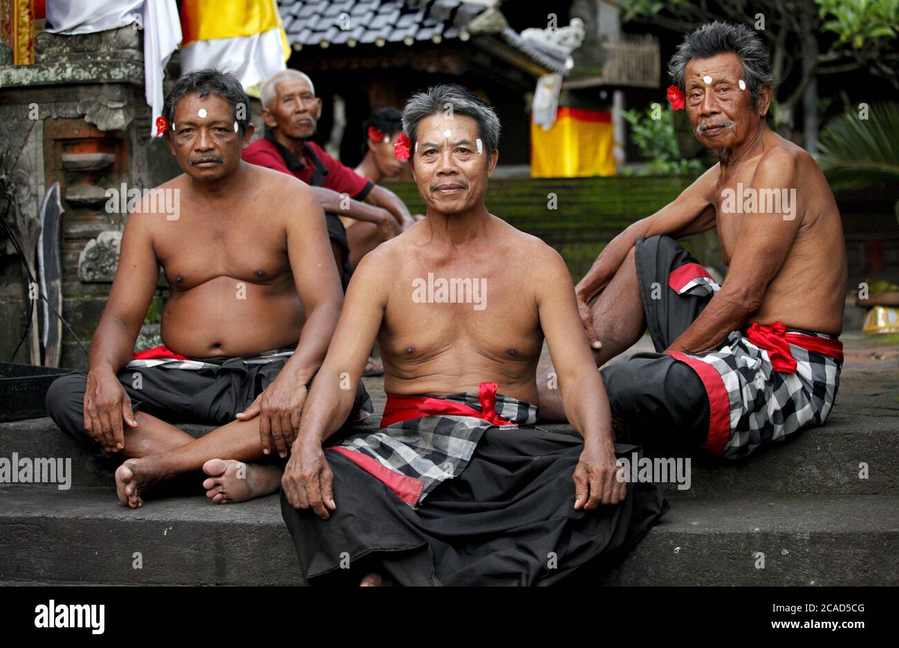 Männer, die sich von einem Kecak-Tanz in Sahadewa, Batubulan, Gianyar, Bali, Indonesien erholten Stockfoto