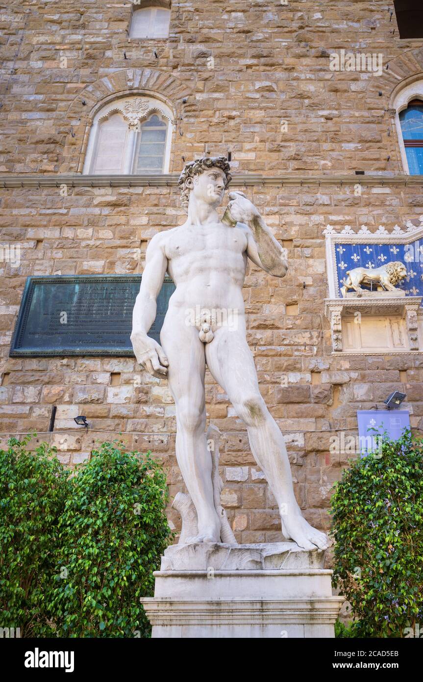 Replik von Michelangelos David Statue. Diese Kopie der Michelangelo Skulptur steht vor dem Palazzo Vecchio / Palazzo della Signoria, Stockfoto