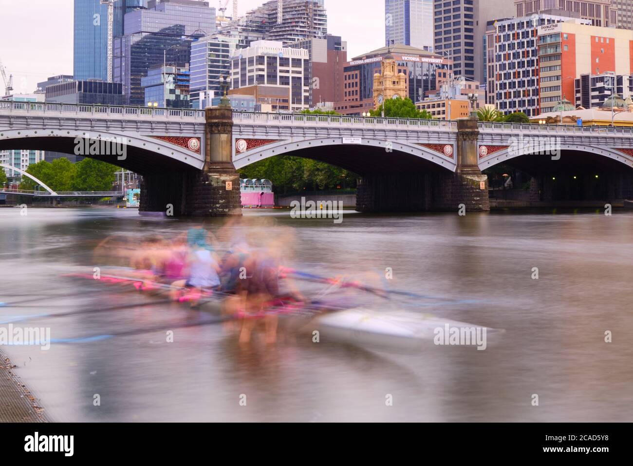 Geisterhafte Ruderer am Yarra River Stockfoto