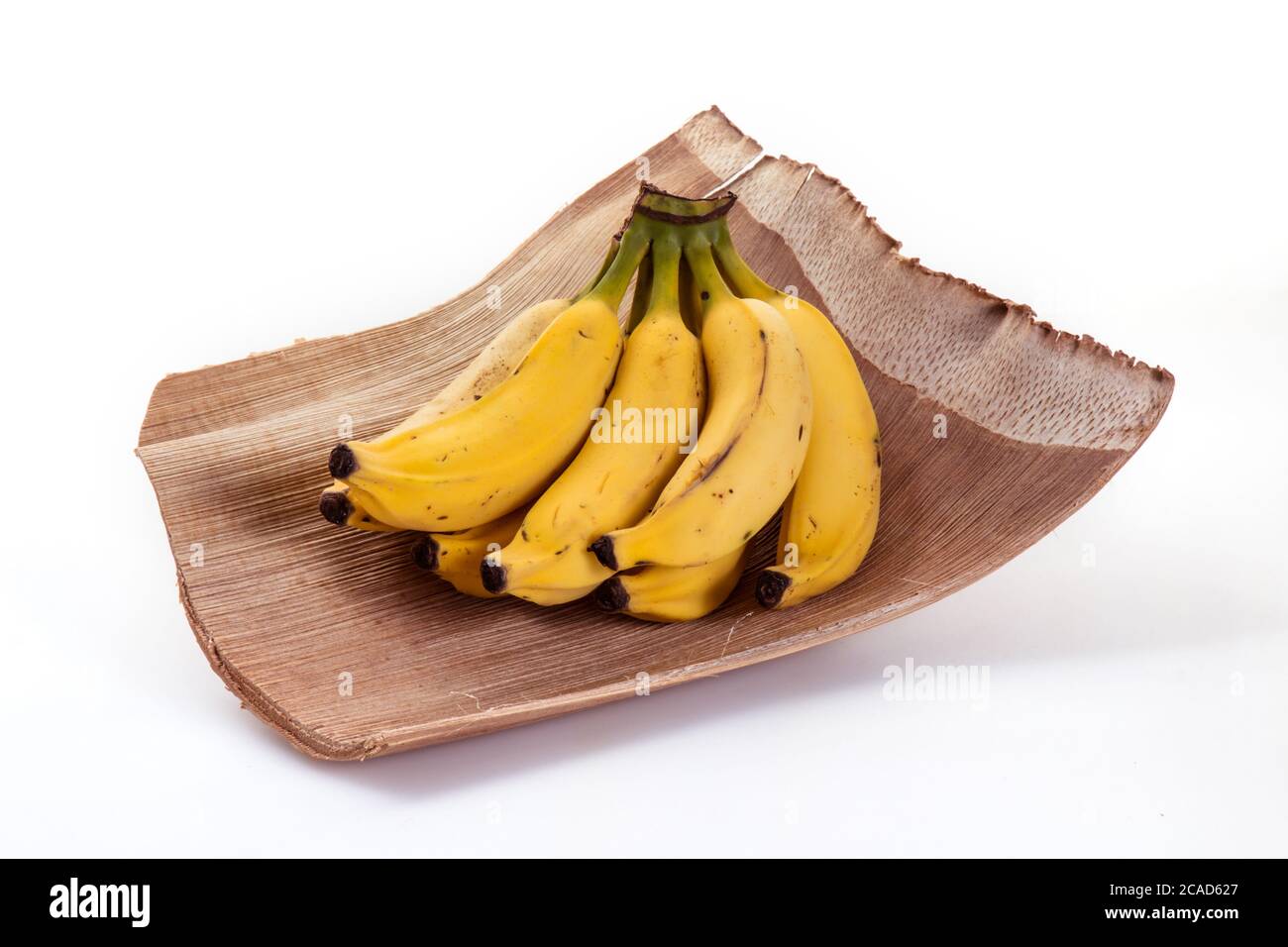 Bündel von Bananen isoliert auf weißem Hintergrund + Clipping Path. Stockfoto