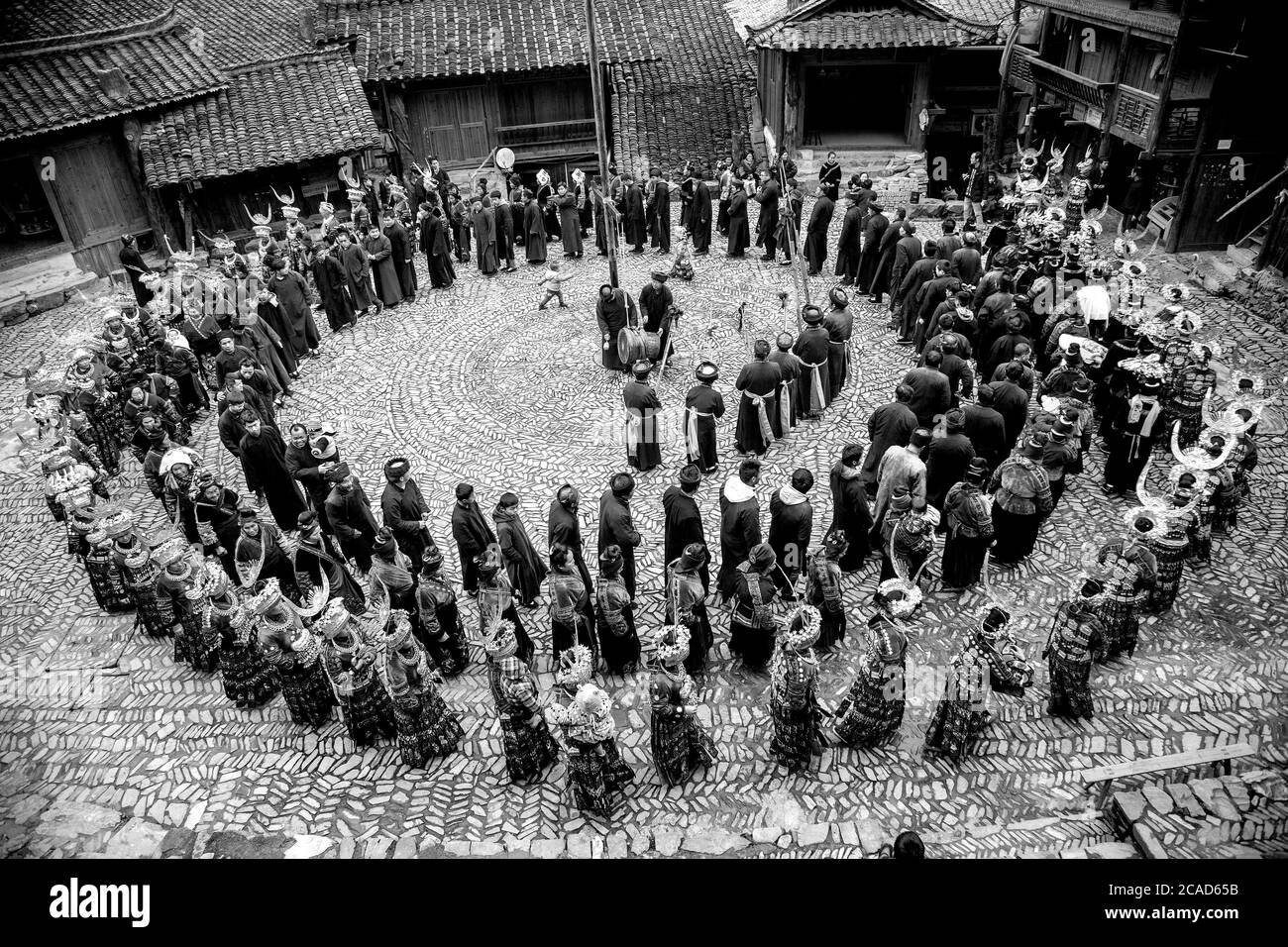 Jung und Alt bilden einen traditionellen Zirkeltanz. Sie sind von den Longde langen Rock Miao Menschen. Kaili Gebiet, Provinz Guizhou, China Stockfoto