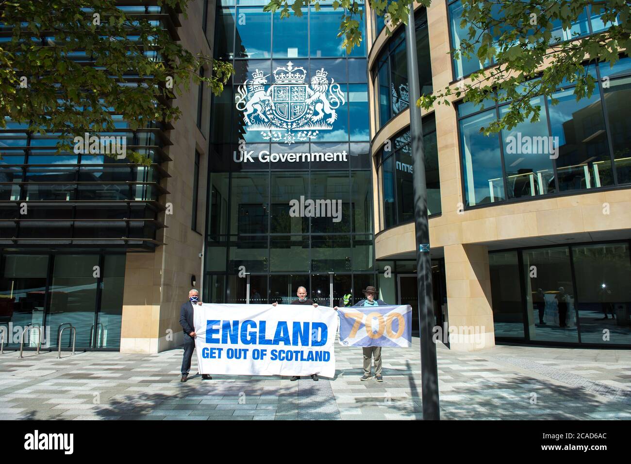 Edinburgh, Schottland, Großbritannien. 6. August 2020 im Bild: (L-R) James Connolly; Sean Clerkin; John Lowe. Protestieren Sie heute vor dem britischen/englischen Regierungshauptsitz, Queen Elizabeth House, um zu fordern, dass unsere Grenze zu England sofort geschlossen wird, damit COVID-19 sich nicht durch Menschen aus England in ganz Schottland ausbreiten darf. Sean Clerkin von Action for Scotland sagte: 1) Schottland ist eine Kolonie des britisch-englischen Staates und wir werden unsere Grenzen nur mit schottischer Unabhängigkeit wirklich kontrollieren. Wenn wir eine unabhängige Nation wären, hätten wir unsere Grenze zu England bereits weiter vor geschlossen Stockfoto