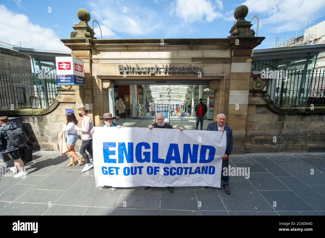 Edinburgh, Schottland, Großbritannien. 6. August 2020 im Bild: (L-R) John Lowe; Sean Clerkin; James Connolly. Protestieren Sie heute vor dem britischen/englischen Regierungshauptsitz, Queen Elizabeth House, um zu fordern, dass unsere Grenze zu England sofort geschlossen wird, damit COVID-19 sich nicht durch Menschen aus England in ganz Schottland ausbreiten darf. Sean Clerkin von Action for Scotland sagte: 1) Schottland ist eine Kolonie des britisch-englischen Staates und wir werden unsere Grenzen nur mit schottischer Unabhängigkeit wirklich kontrollieren. Wenn wir eine unabhängige Nation wären, hätten wir unsere Grenze zu England bereits weiter vor geschlossen Stockfoto