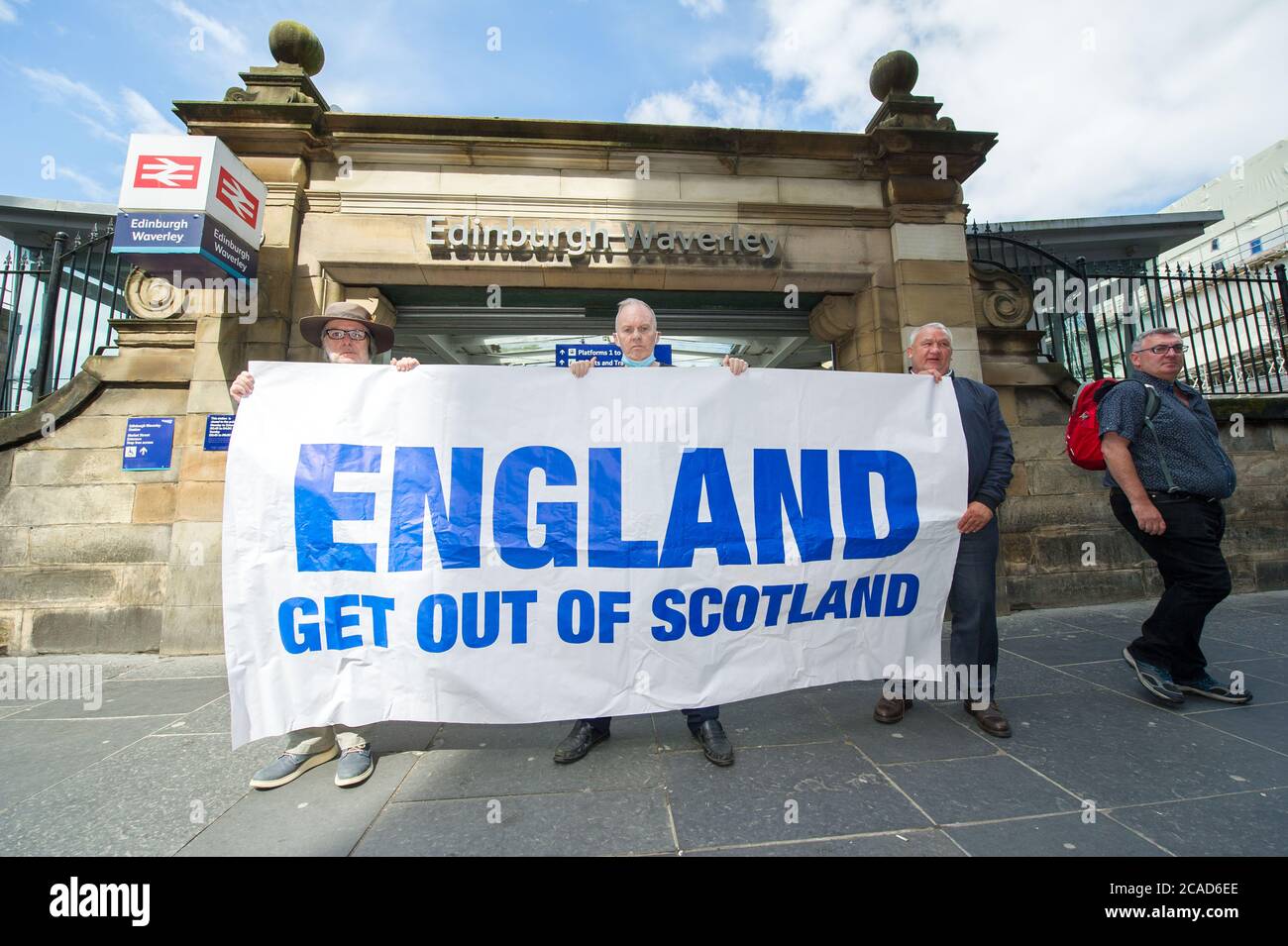 Edinburgh, Schottland, Großbritannien. 6. August 2020 im Bild: (L-R) John Lowe; Sean Clerkin; James Connolly. Protestieren Sie heute vor dem britischen/englischen Regierungshauptsitz, Queen Elizabeth House, um zu fordern, dass unsere Grenze zu England sofort geschlossen wird, damit COVID-19 sich nicht durch Menschen aus England in ganz Schottland ausbreiten darf. Sean Clerkin von Action for Scotland sagte: 1) Schottland ist eine Kolonie des britisch-englischen Staates und wir werden unsere Grenzen nur mit schottischer Unabhängigkeit wirklich kontrollieren. Wenn wir eine unabhängige Nation wären, hätten wir unsere Grenze zu England bereits weiter vor geschlossen Stockfoto