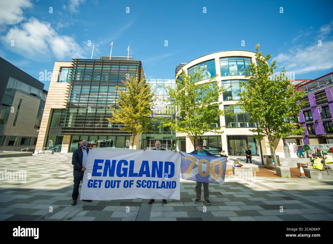 Edinburgh, Schottland, Großbritannien. 6. August 2020 im Bild: (L-R) James Connolly; Sean Clerkin; John Lowe. Protestieren Sie heute vor dem britischen/englischen Regierungshauptsitz, Queen Elizabeth House, um zu fordern, dass unsere Grenze zu England sofort geschlossen wird, damit COVID-19 sich nicht durch Menschen aus England in ganz Schottland ausbreiten darf. Sean Clerkin von Action for Scotland sagte: 1) Schottland ist eine Kolonie des britisch-englischen Staates und wir werden unsere Grenzen nur mit schottischer Unabhängigkeit wirklich kontrollieren. Wenn wir eine unabhängige Nation wären, hätten wir unsere Grenze zu England bereits weiter vor geschlossen Stockfoto