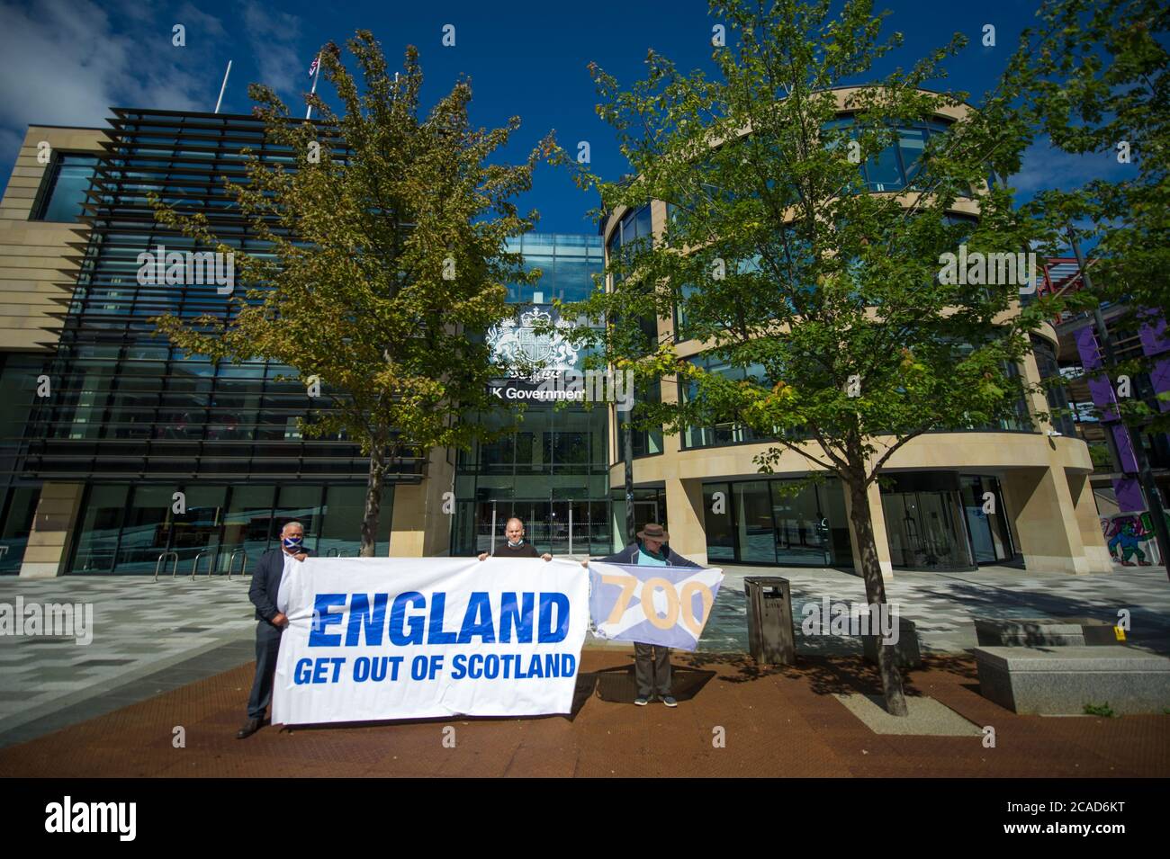 Edinburgh, Schottland, Großbritannien. 6. August 2020 im Bild: (L-R) James Connolly; Sean Clerkin; John Lowe. Protestieren Sie heute vor dem britischen/englischen Regierungshauptsitz, Queen Elizabeth House, um zu fordern, dass unsere Grenze zu England sofort geschlossen wird, damit COVID-19 sich nicht durch Menschen aus England in ganz Schottland ausbreiten darf. Sean Clerkin von Action for Scotland sagte: 1) Schottland ist eine Kolonie des britisch-englischen Staates und wir werden unsere Grenzen nur mit schottischer Unabhängigkeit wirklich kontrollieren. Wenn wir eine unabhängige Nation wären, hätten wir unsere Grenze zu England bereits weiter vor geschlossen Stockfoto