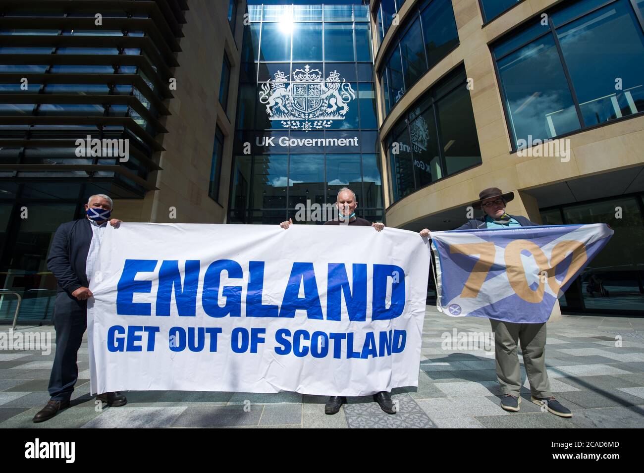 Edinburgh, Schottland, Großbritannien. 6. August 2020 im Bild: (L-R) James Connolly; Sean Clerkin; John Lowe. Protestieren Sie heute vor dem britischen/englischen Regierungshauptsitz, Queen Elizabeth House, um zu fordern, dass unsere Grenze zu England sofort geschlossen wird, damit COVID-19 sich nicht durch Menschen aus England in ganz Schottland ausbreiten darf. Sean Clerkin von Action for Scotland sagte: 1) Schottland ist eine Kolonie des britisch-englischen Staates und wir werden unsere Grenzen nur mit schottischer Unabhängigkeit wirklich kontrollieren. Wenn wir eine unabhängige Nation wären, hätten wir unsere Grenze zu England bereits weiter vor geschlossen Stockfoto