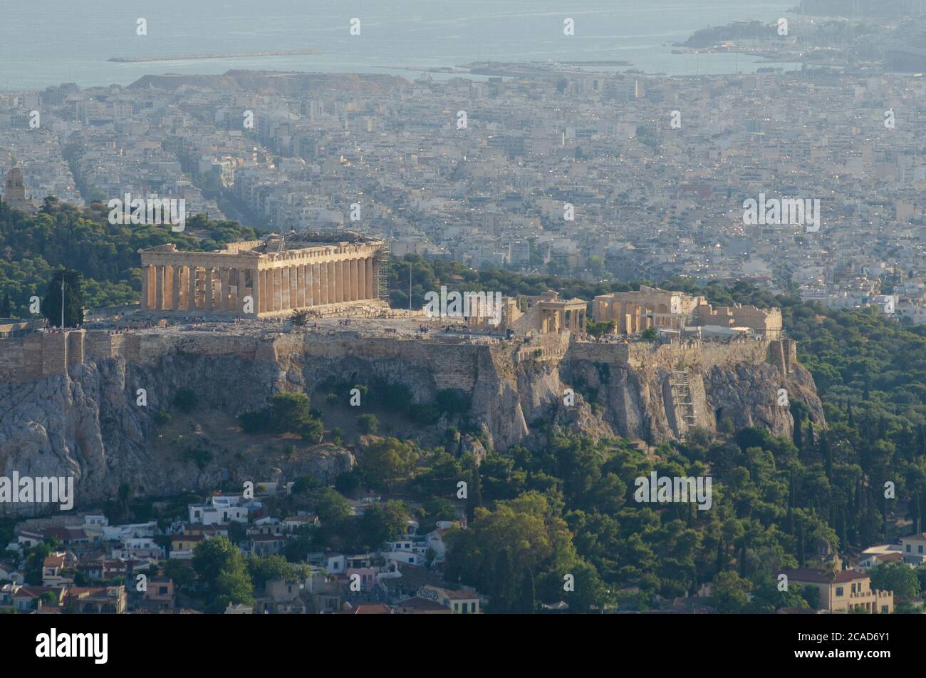 Die antike Akropolis und Parthenon vom Lycabettus-Hügel im Zentrum Athens gesehen - Foto: Geopix Stockfoto