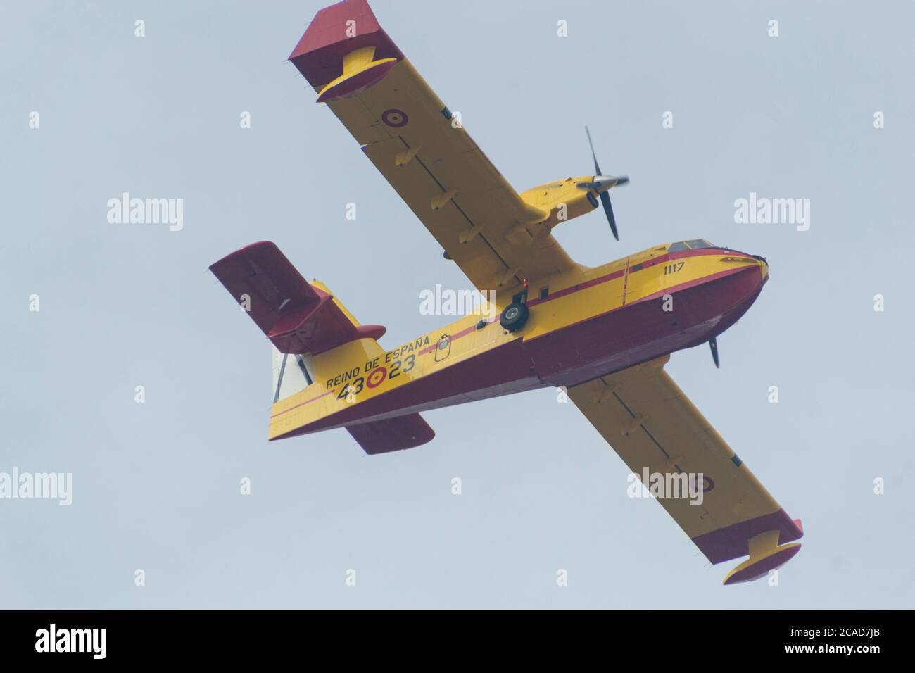 Ausstellung der Luftparade, die in den Straßen von Madrid und Spanien am 12. Oktober stattfindet. Mit Flugzeugen, Kämpfern und Hubschraubern. Stockfoto