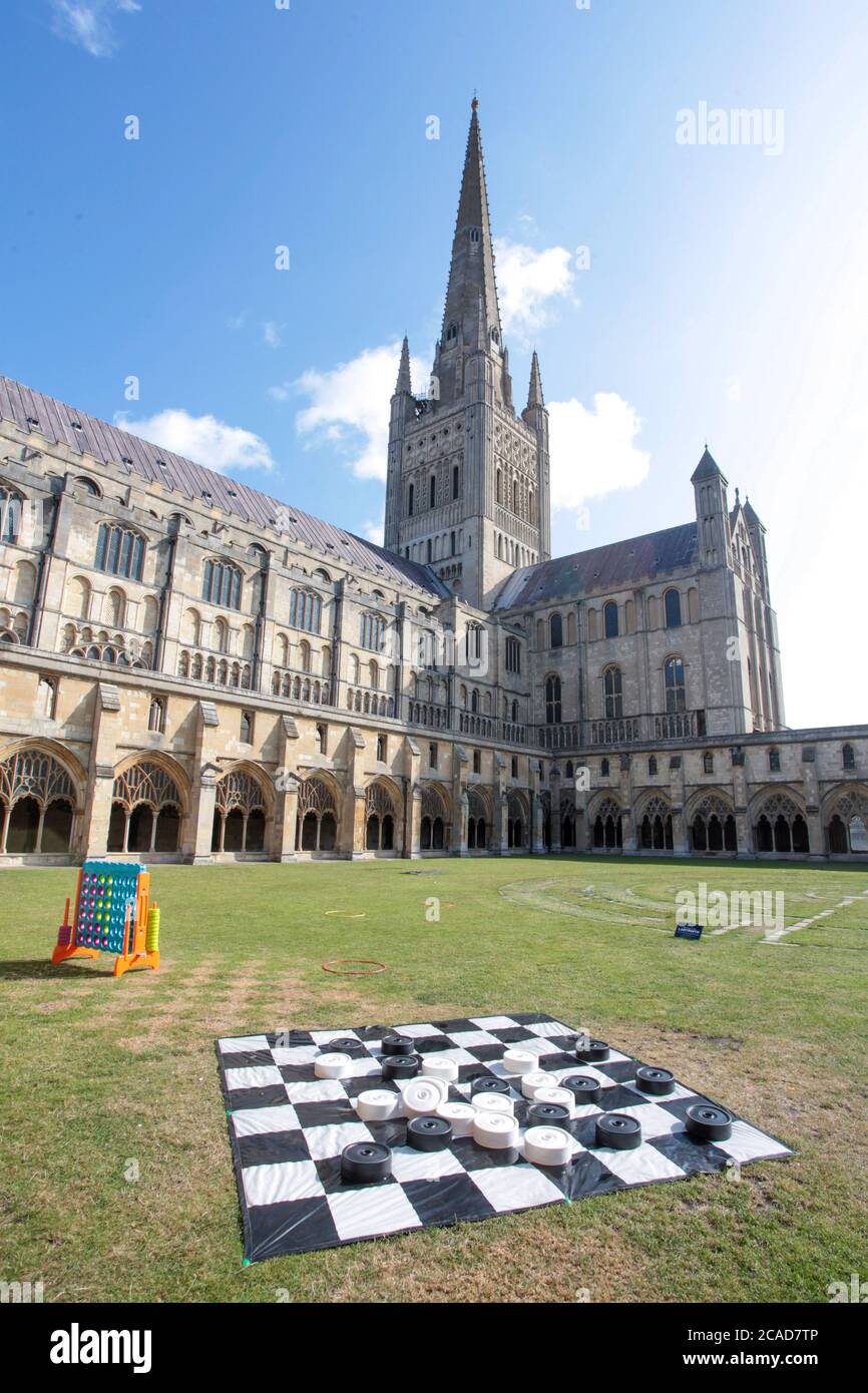 Norwich Cathedral Rasen mit Spielen eingerichtet. GROSSBRITANNIEN 2019. Stockfoto