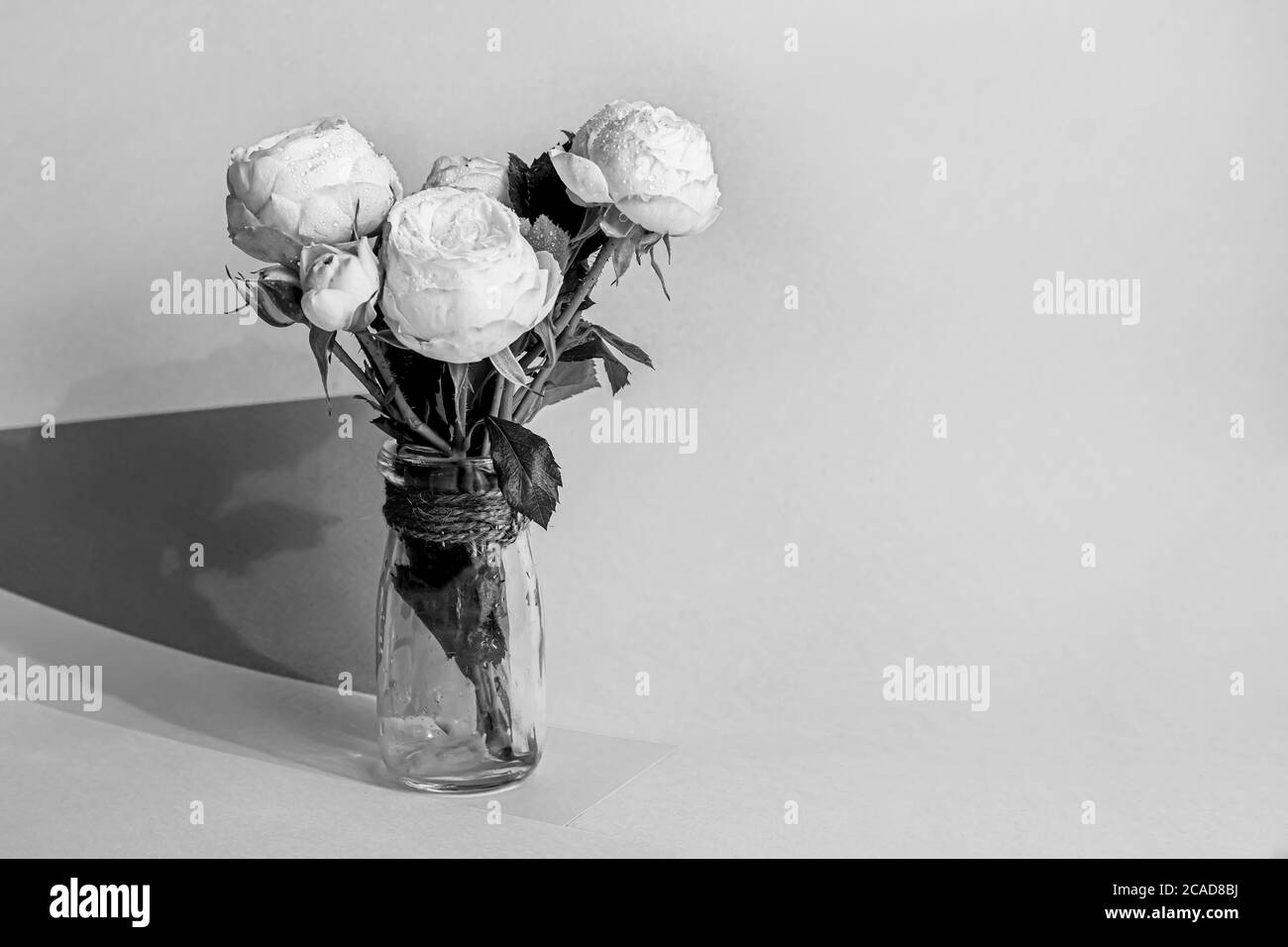 Hintergrund aus whatman Papier für handgefertigt mit Vase und Rosen. Abstraktion, helle Farben. Für Grußkarten verwenden. Für Text platzieren. Speicherplatz kopieren Stockfoto