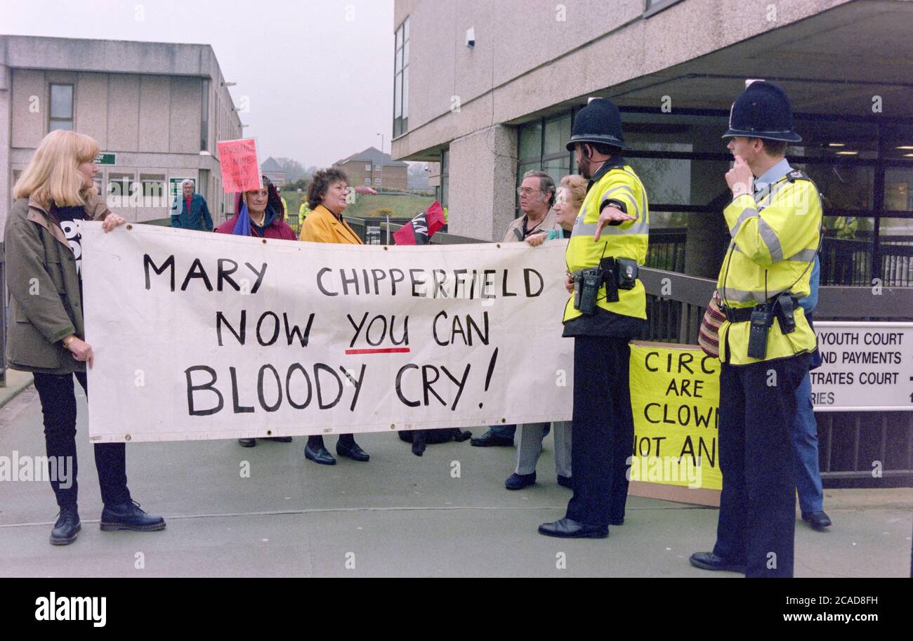 Der Prozess gegen Mary Chipperfield am Richtergericht von Aldershot im Januar1999 führte zu einer Massenkontrolloperation der Hampshire Police zusammen mit Demonstrationen von Tierrechtlern, Aldershot, Hampshire, England, Großbritannien am Tag der Verurteilung am 9. April 1999 Stockfoto