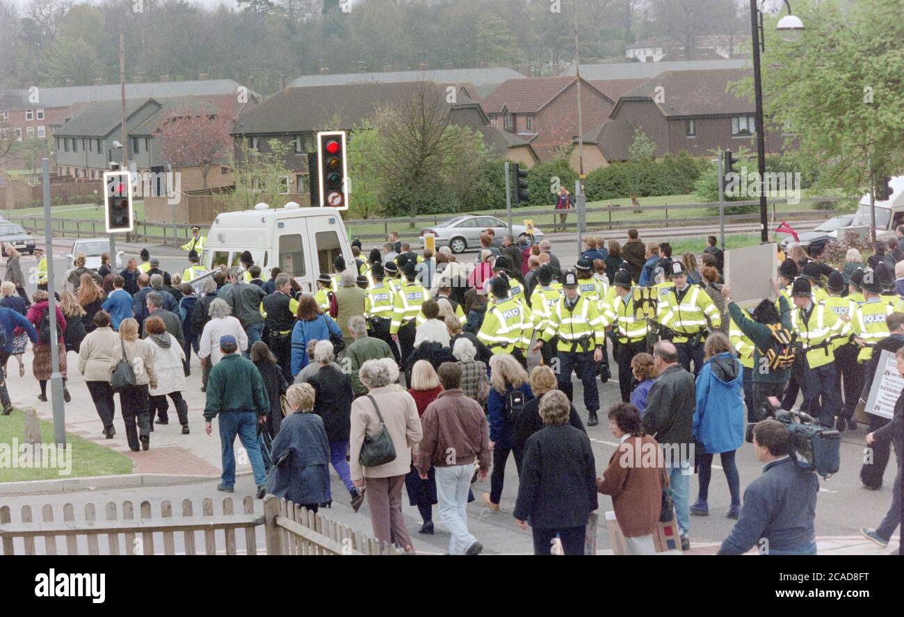 Der Prozess gegen Mary Chipperfield am Richtergericht von Aldershot im Januar1999 führte zu einer Massenkontrolloperation der Hampshire Police zusammen mit Demonstrationen von Tierrechtlern, Aldershot, Hampshire, England, Großbritannien am Tag der Verurteilung am 9. April 1999 Stockfoto