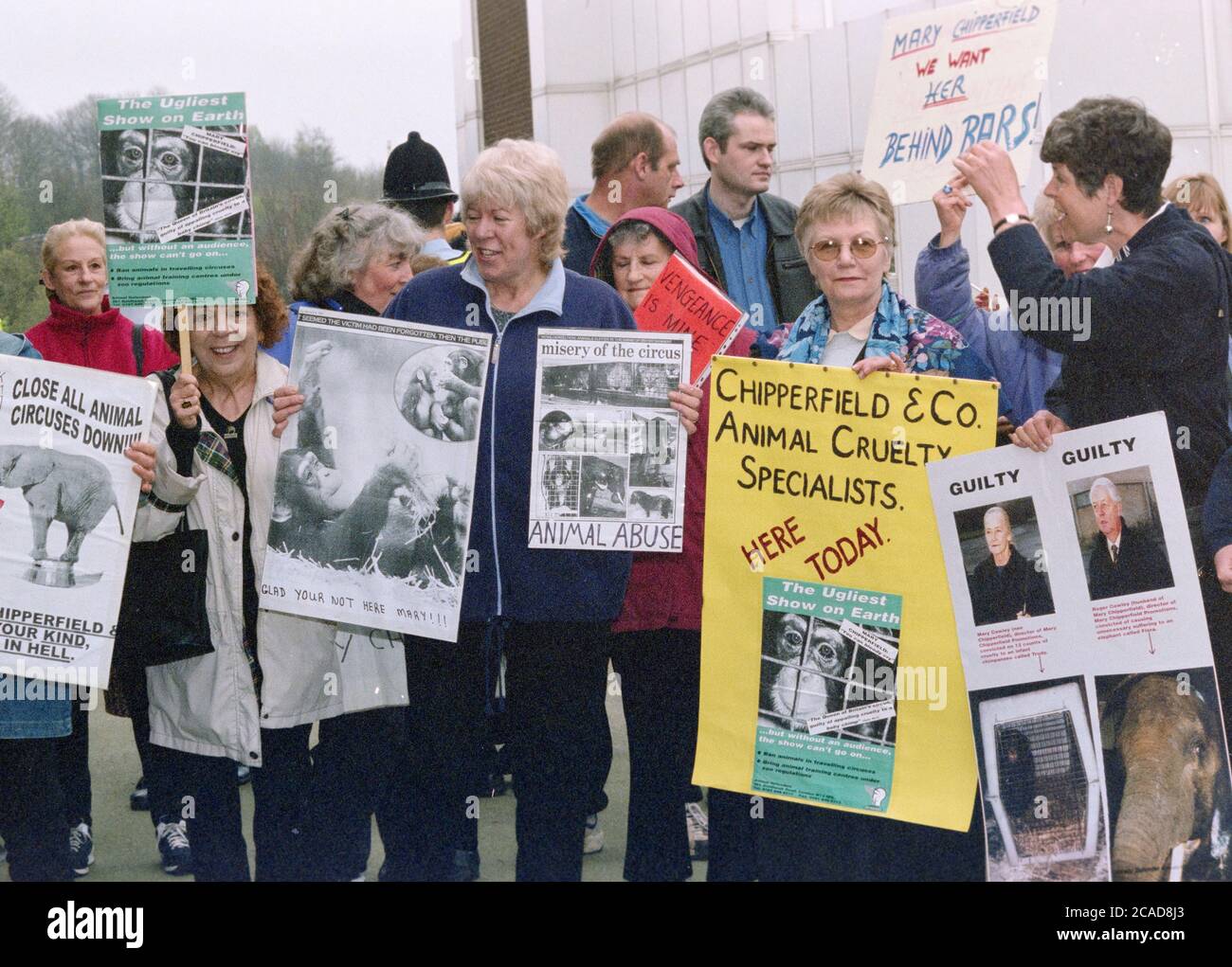 Der Prozess gegen Mary Chipperfield am Richtergericht von Aldershot im Januar1999 führte zu einer Massenkontrolloperation der Hampshire Police zusammen mit Demonstrationen von Tierrechtlern, Aldershot, Hampshire, England, Großbritannien am Tag der Verurteilung am 9. April 1999 Stockfoto