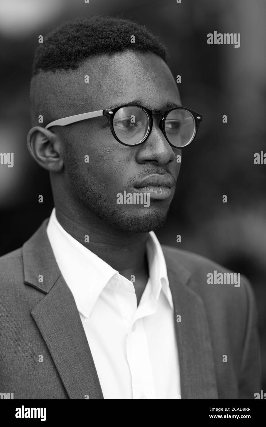 Junger afrikanischer Geschäftsmann in der Stadt draußen in schwarz und weiß Stockfoto
