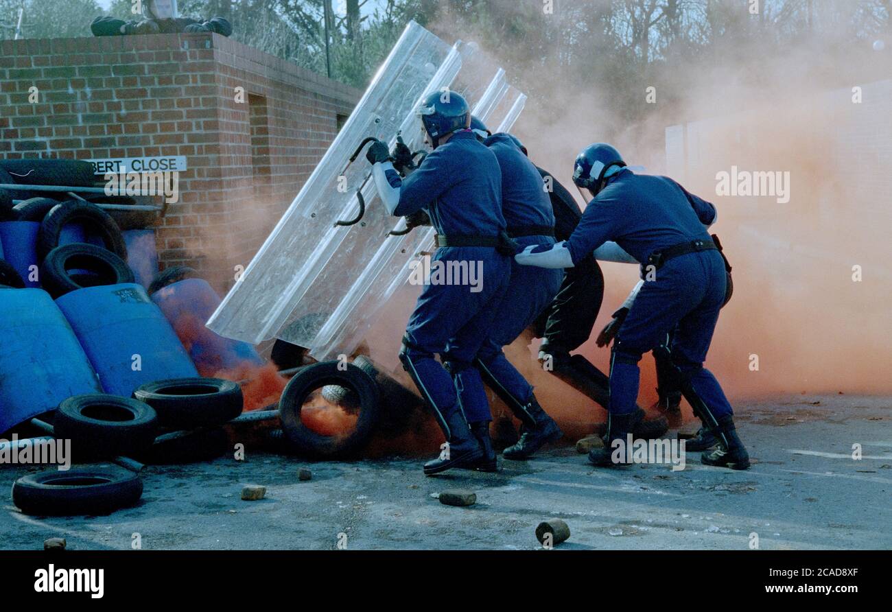 Hampshire Police Officers Undertaking Riot Training, Hampshire, England, Großbritannien Stockfoto