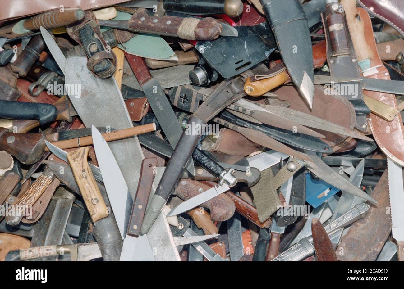 Messer und Klingen, die der lokalen Presse ausgestellt wurden, wurden als Ergebnis einer Messeramnestie durch Hampshire Constabulary, Hampshire, England, Großbritannien, übergeben Stockfoto