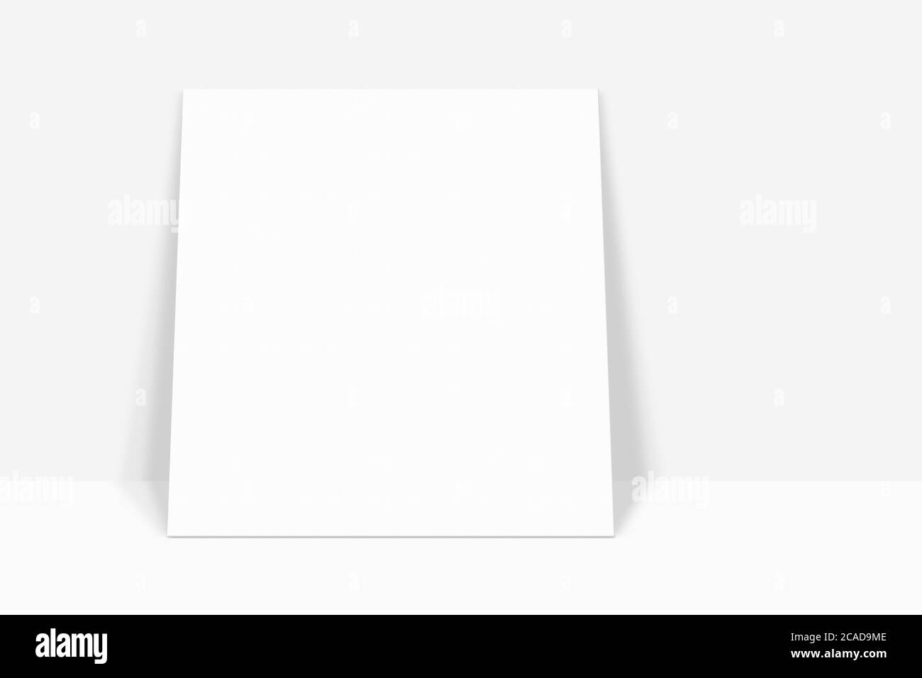 Weißes Papier quadratisches Banner mit Drop Schatten lehnte mit dem weißen abstrakten Wand Hintergrund in leeren Raum Studio. Gradient für Hintergrund verwendet Stockfoto