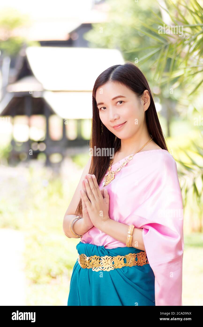 Asiatische schöne Frau tragen traditionelle Thai Kultur, vintage traditionelle Kleid Anzug Stil zahlen Respekt. Traditionelles Thai-Kleid mit identitätsstiftlichem Thai-Cul Stockfoto