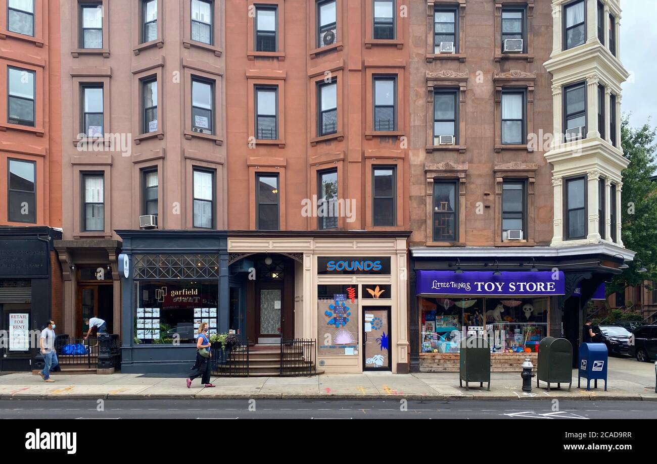 Kleine Unternehmen öffnen wieder entlang 7th Avenue in der Park Slope Nachbarschaft in Brooklyn, New York, als die Stadt beginnt, wieder zu öffnen, nachdem sie hart von der Corona-19 Coronavirus Pandemie getroffen. Stockfoto
