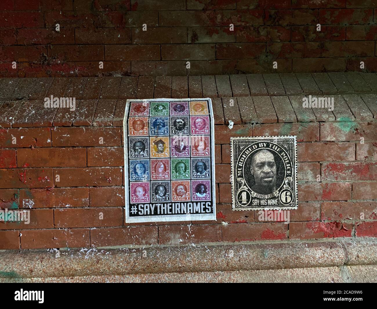 Stempelähnliches Plakat von George Floyd und vielen jungen Afroamerikanern, die durch die Polizei starben. Brücke Tunnel Wand in Prospect Park, Brooklyn, New York. Stockfoto