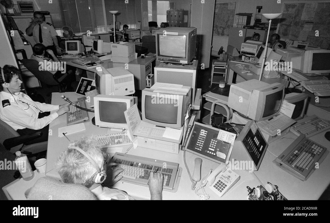 Historisches Foto Mitte der 1990er Jahre des Hampshire Police South East Control Room (Operationsraum), Portsmouth, Hampshire, England, Großbritannien Stockfoto