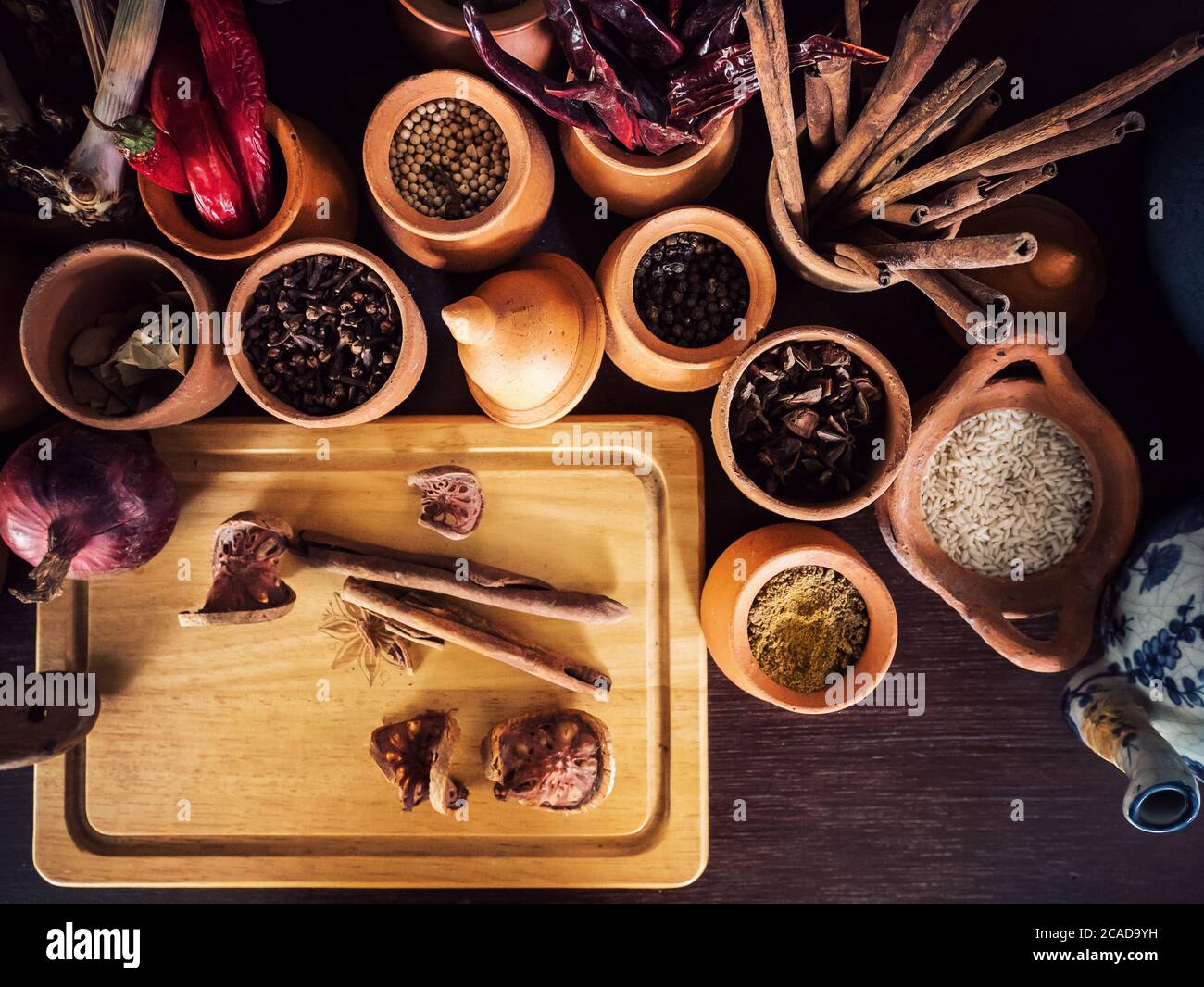Akribische asiatische Gewürze Zutaten Konzept. Gewürze und Kräuter auf altem Küchentisch. Essen und Küche Zutaten zum Würzen, Blick von oben Stockfoto
