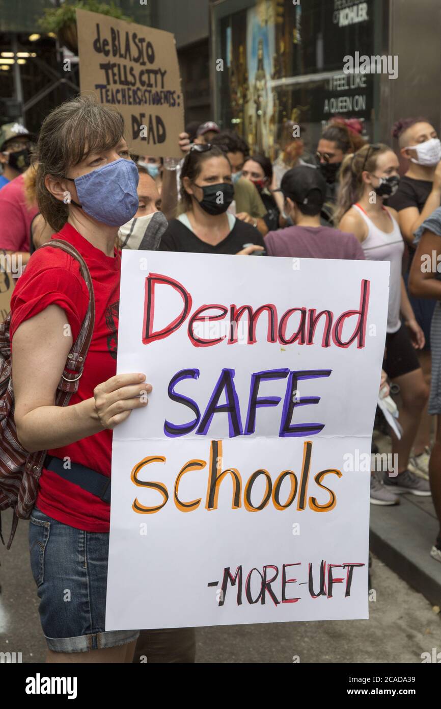 New York City Lehrer, Eltern, Studenten und andere nehmen an einer Kundgebung und einem marsch zum "Nationalen Tag des Widerstands gegen unsichere Schuleröffnungen" Teil, der vom UFT-Hauptquartier am unteren Broadway zum Department of Education und Foley Square in Manhattan ging. Stockfoto