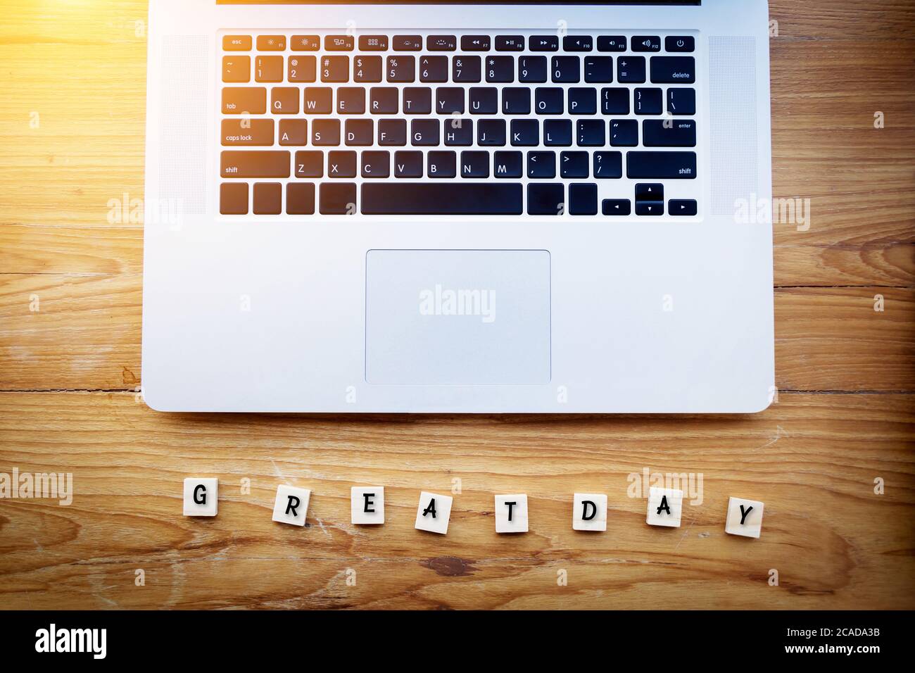 Happy People im Workspace-Konzept. Großer Tag Text auf einem hölzernen Hintergrund vor Laptop-Notebook auf Schreibtisch. Arbeiten Sie mit einem guten Arbeitskollegen. Stockfoto