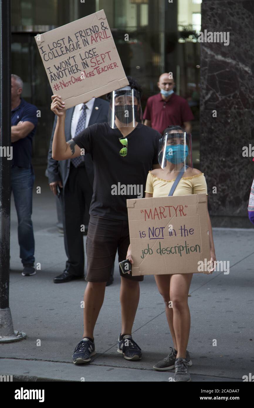 New York City Lehrer, Eltern, Studenten und andere nehmen an einer Kundgebung und einem marsch zum "Nationalen Tag des Widerstands gegen unsichere Schuleröffnungen" Teil, der vom UFT-Hauptquartier am unteren Broadway zum Department of Education und Foley Square in Manhattan ging. Stockfoto