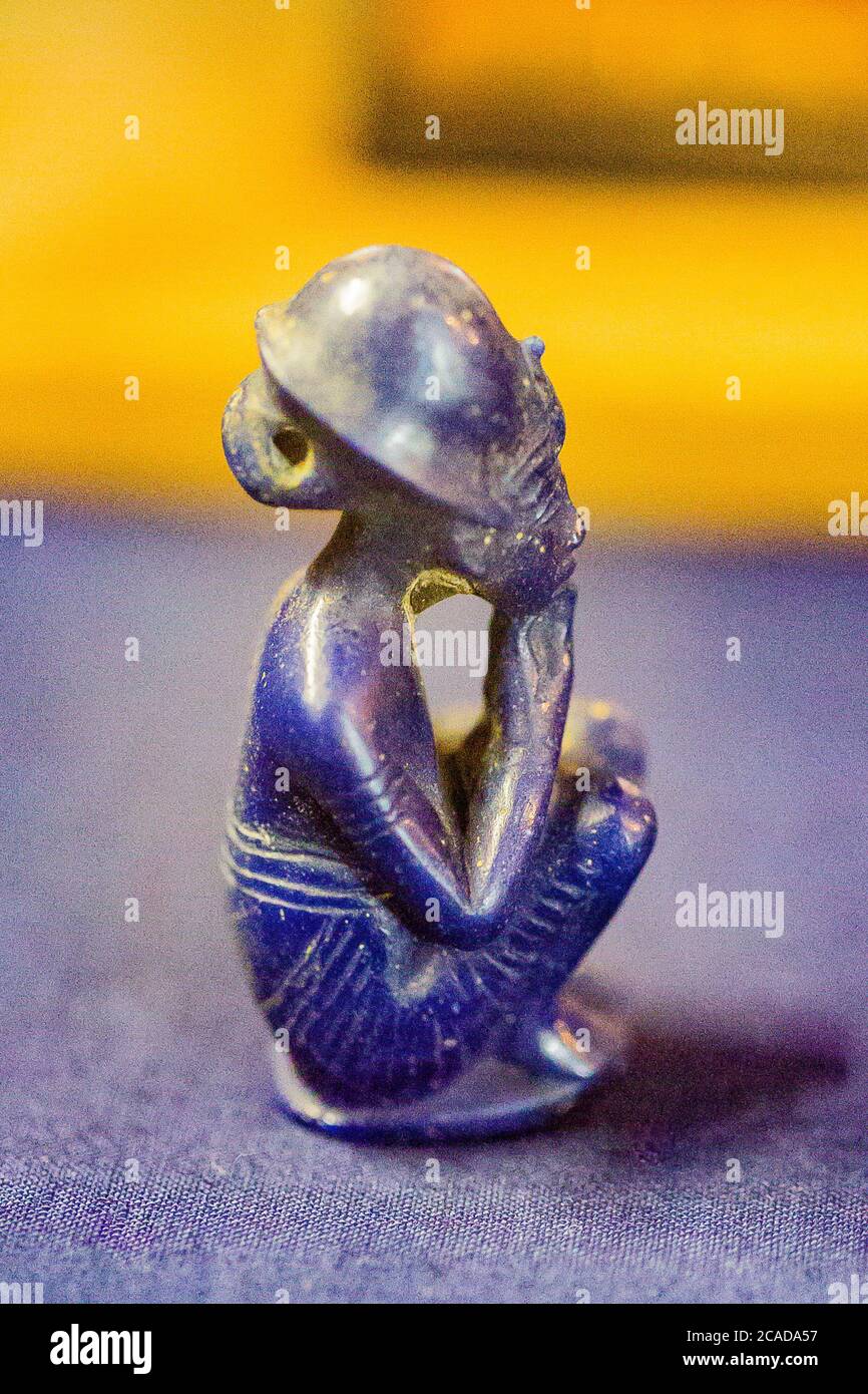 Ägypten, Kairo, Tutanchamon Schmuck, aus seinem Grab in Luxor : kleine Hockfigur eines Königs. Blaues Glas. Stockfoto