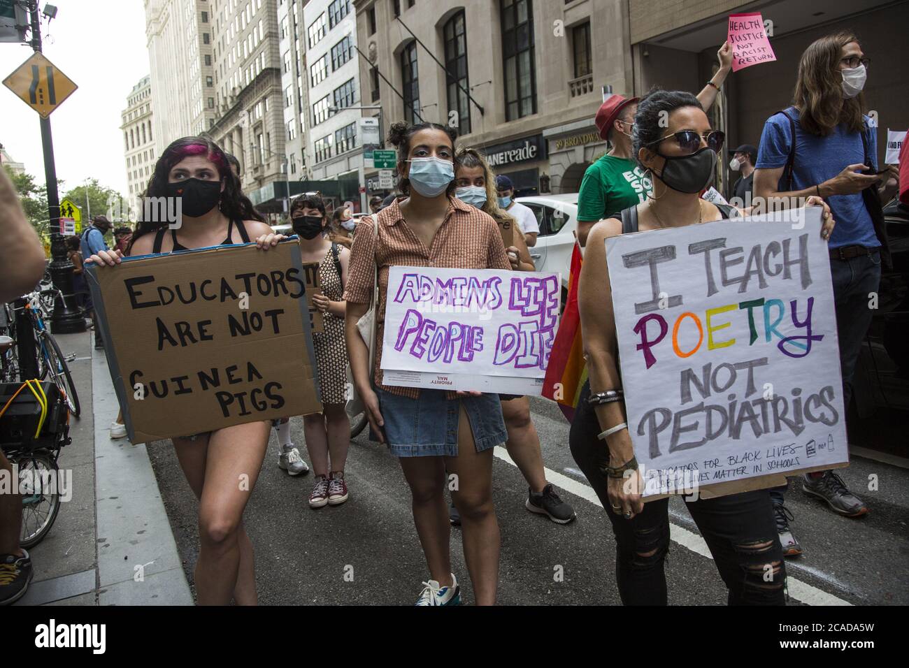 New York City Lehrer, Eltern, Studenten und andere nehmen an einer Kundgebung und einem marsch zum "Nationalen Tag des Widerstands gegen unsichere Schuleröffnungen" Teil, der vom UFT-Hauptquartier am unteren Broadway zum Department of Education und Foley Square in Manhattan ging. Stockfoto