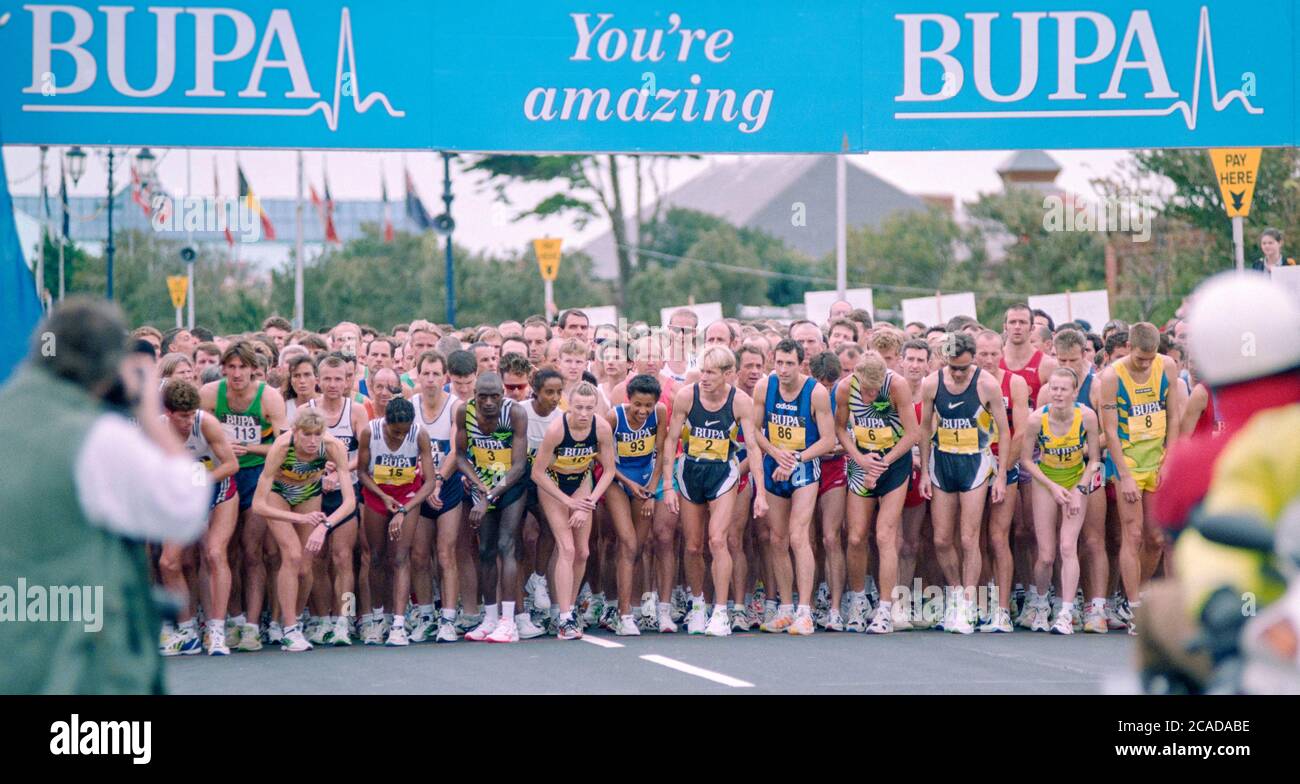 Der Start des BUPA Great South Run 1996, Southsea, Portsmouth, Hampshire, England, UK - männlicher Läufer Nummer 1 ist der spätere Sieger Gary Staines in einer Zeit von 46.57 - 6. Oktober 1996 Stockfoto