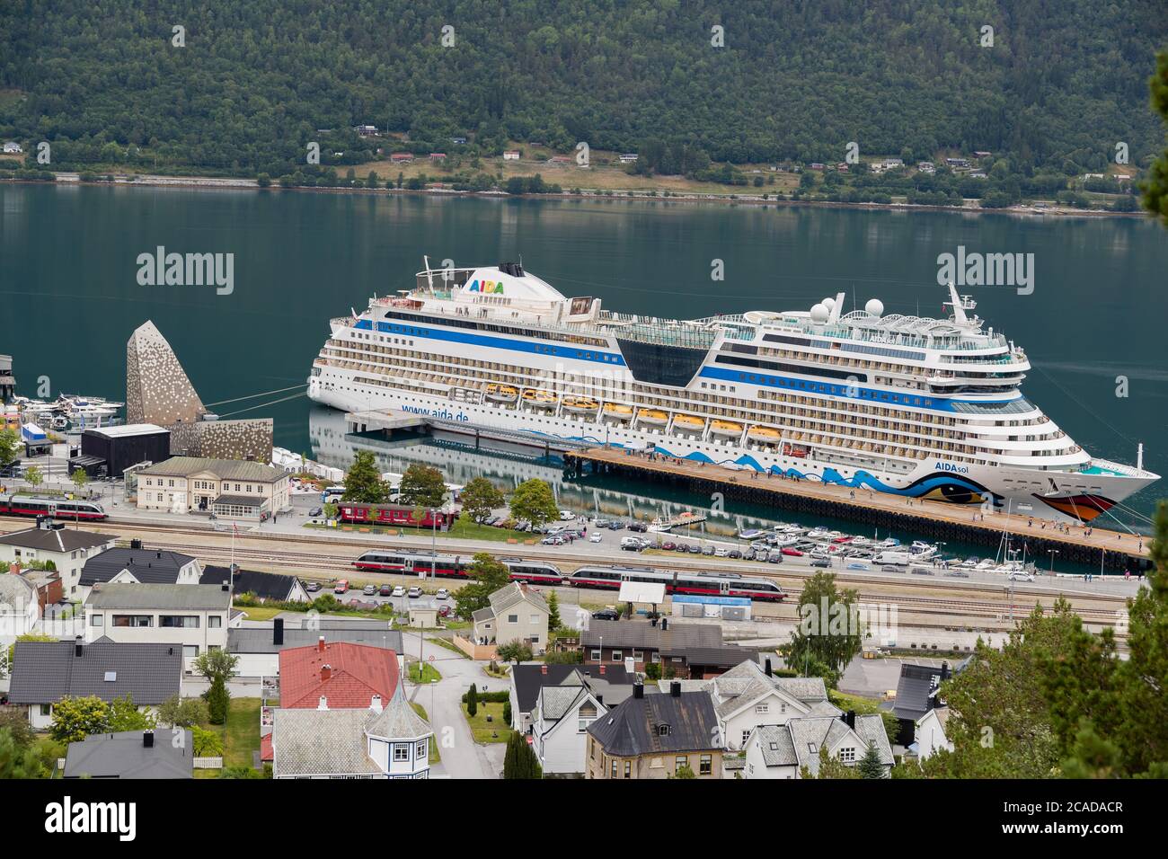 AANDALSNES, NORWEGEN - 2018. AUGUST 01. Aandalsnes Blick auf die Stadt mit dem Kreuzfahrtschiff Aida Sol im Hafen. Stockfoto