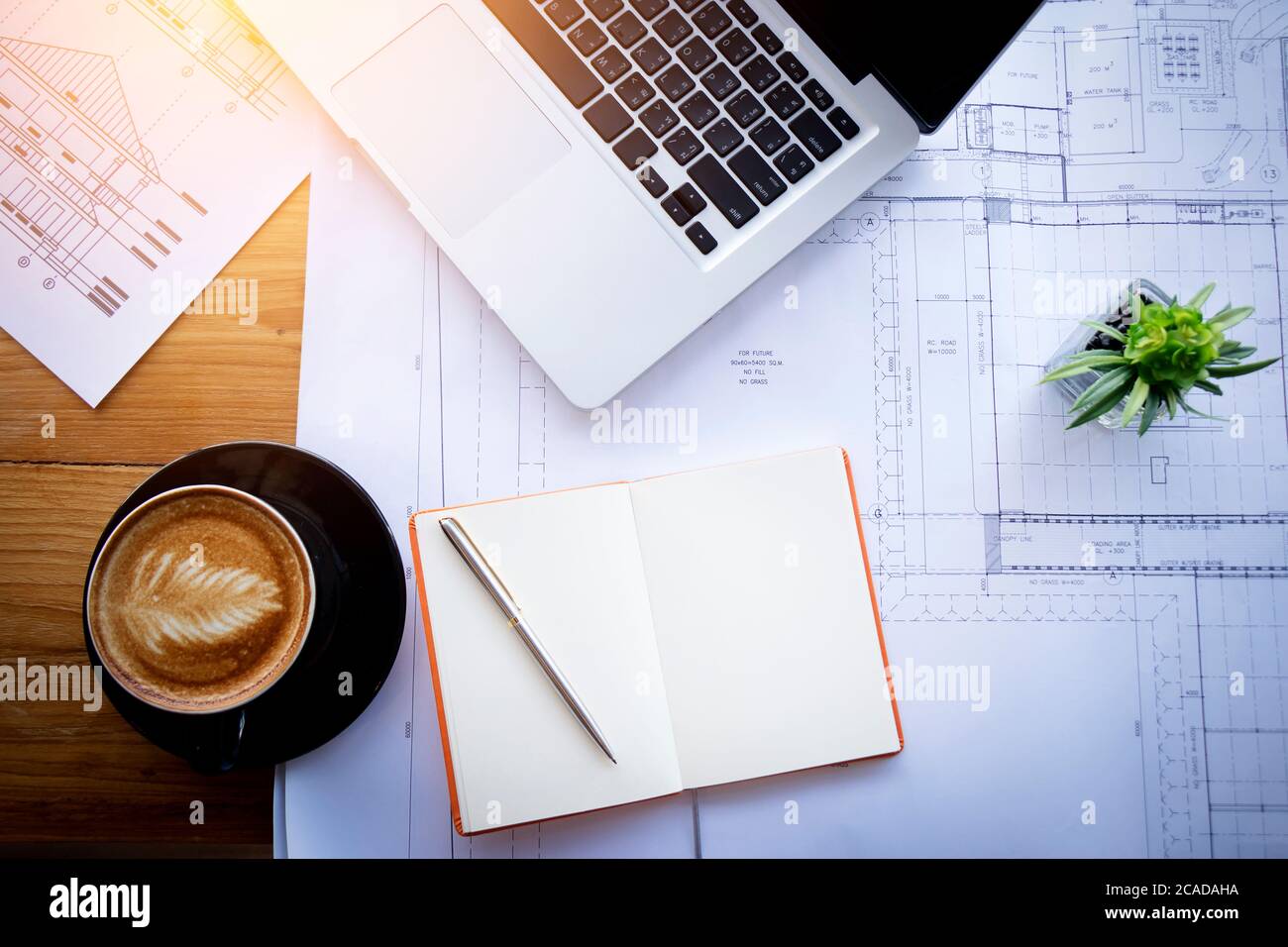 Abstrakte architektonische Zeichnung, Skizze, Plan Hintergrund: Architektur Blaupause für Detail des Projekts und modernes Haus auf dem Tisch in modernen Büro Stockfoto
