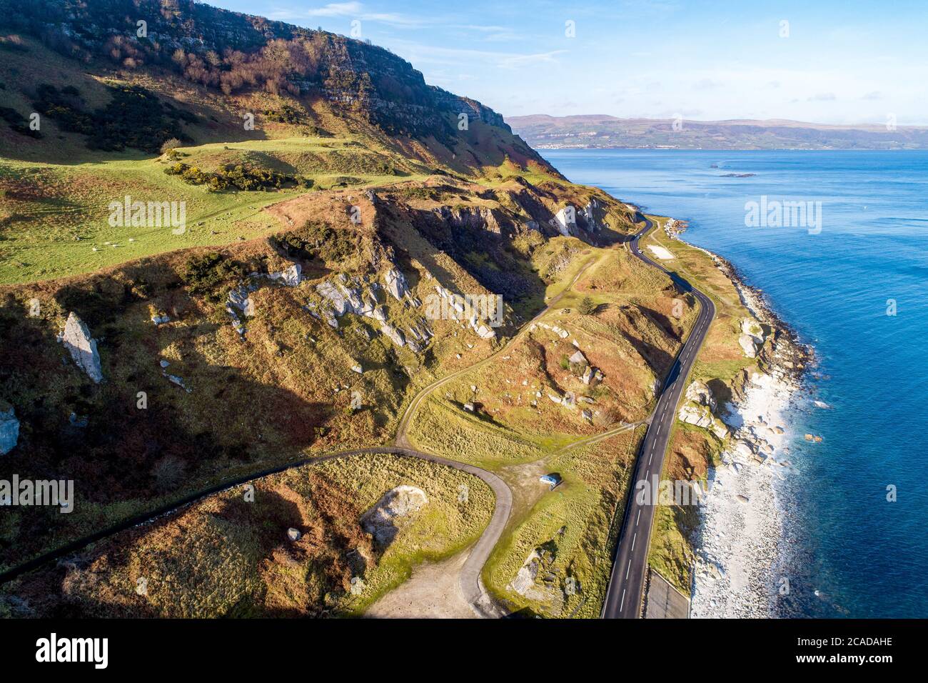 Atlantikküste in Nordirland, Causeway Coastal Route alias Antrim Coast Road A2. Eine der malerischsten Küstenstraßen Europas. Luftaufnahme in Stockfoto