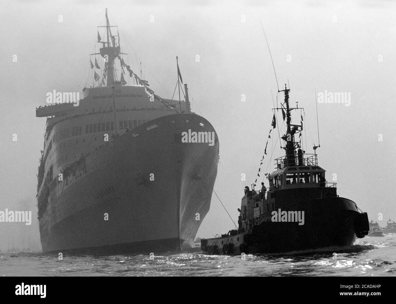 Die SS Canberra kommt zum letzten Mal im Hafen von Southampton an und fliegt mit ihrem auszahlenden Wimpel, Southampton Water, Southampton, Hampshire, England, Großbritannien - 30. September 1997 Stockfoto