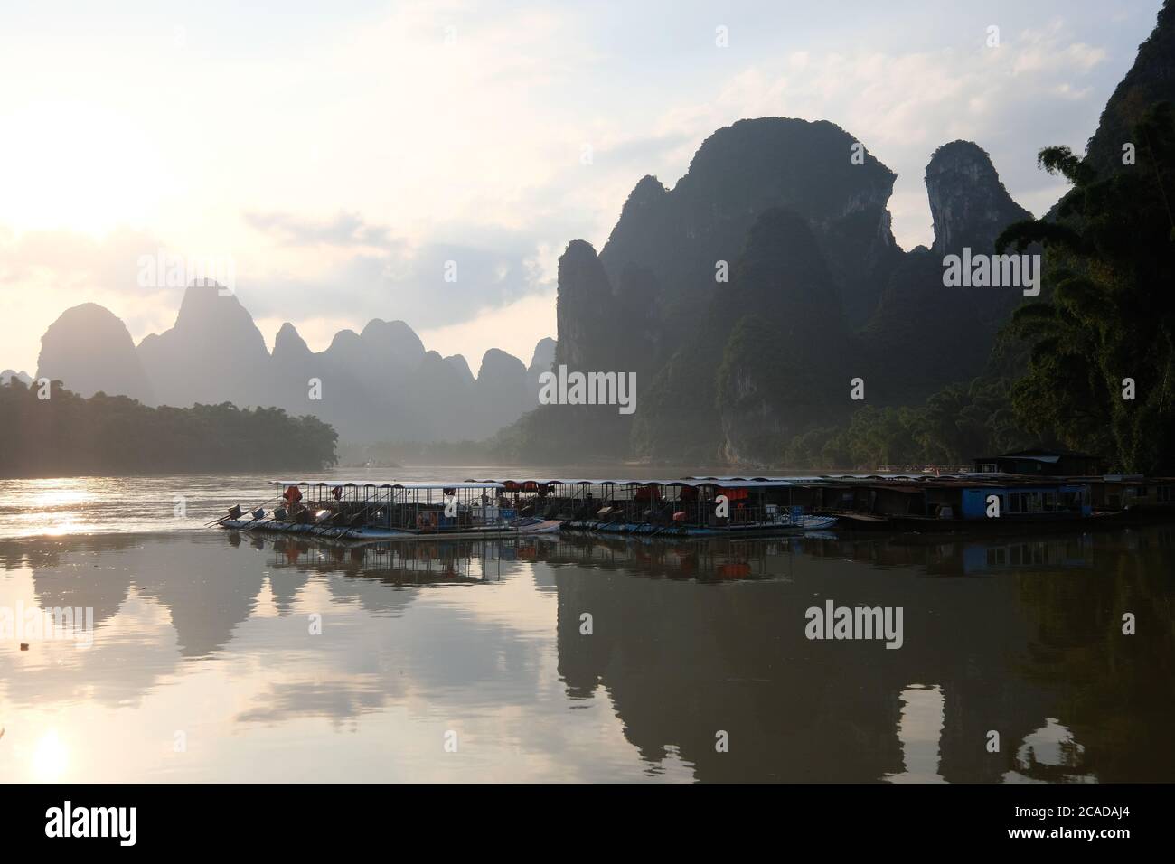 Heller Sonnenaufgang des Lijiang ( Li Fluss ) in Yangshuo Guilin Stadt Guangxi China. Bergspiegelung im Fluss. Karstlandform Stockfoto