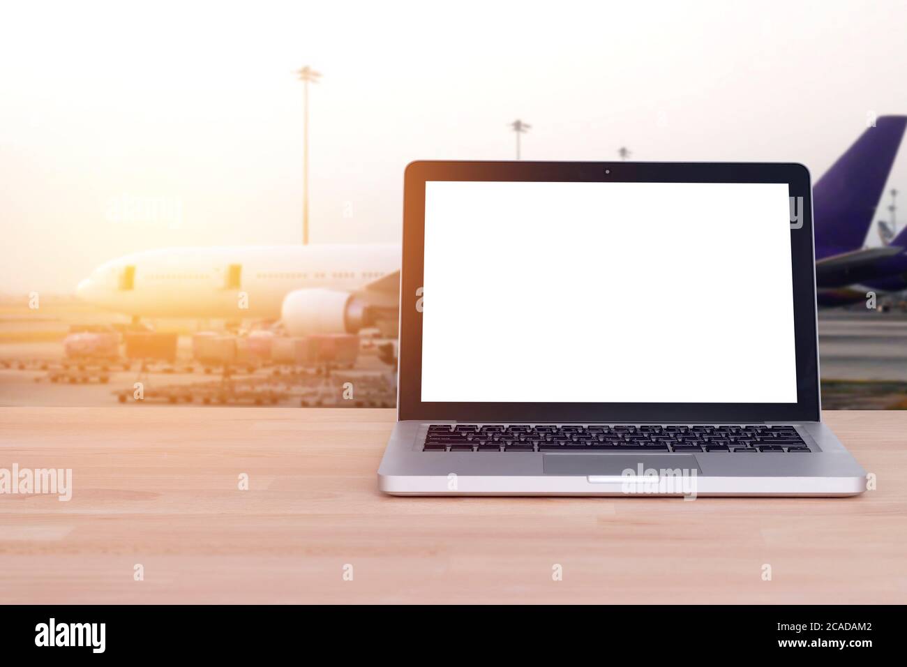 Technologie für komfortables Reisen, Touristen, Reisende Konzept: Blank weißen Bildschirm auf Notebook, Laptop mit Flughafen und verwischen Flugzeug Hintergrund Stockfoto