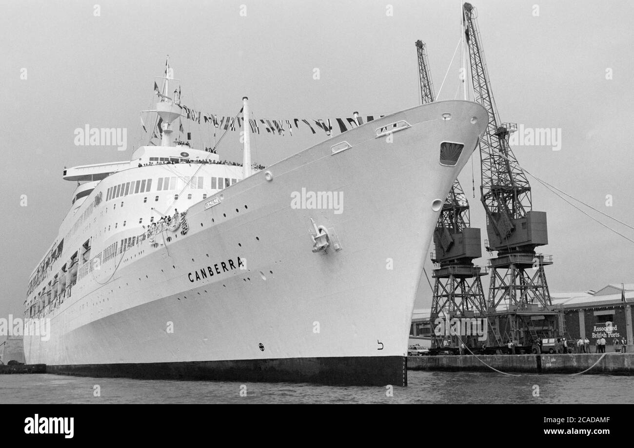 Die SS Canberra kommt zum letzten Mal im Hafen von Southampton an und fliegt mit ihrem auszahlenden Wimpel, Southampton Water, Southampton, Hampshire, England, Großbritannien - 30. September 1997 Stockfoto