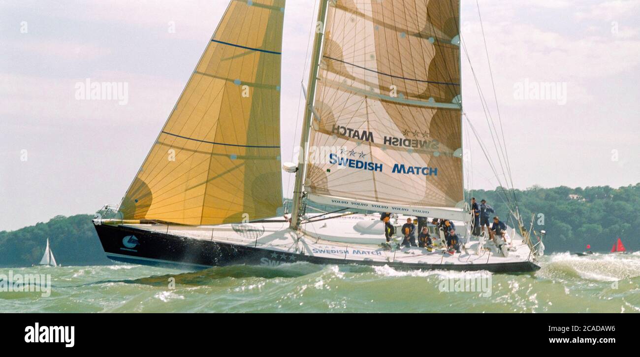 Yachten, die auf der letzten Etappe des Whitbread Round the World Race 1997-1998 in der Solent antreten, nähern sich der Ziellinie in Southampton, England, Großbritannien - Ansicht des Swedish Match mit Skipper Gunnar Krantz Stockfoto