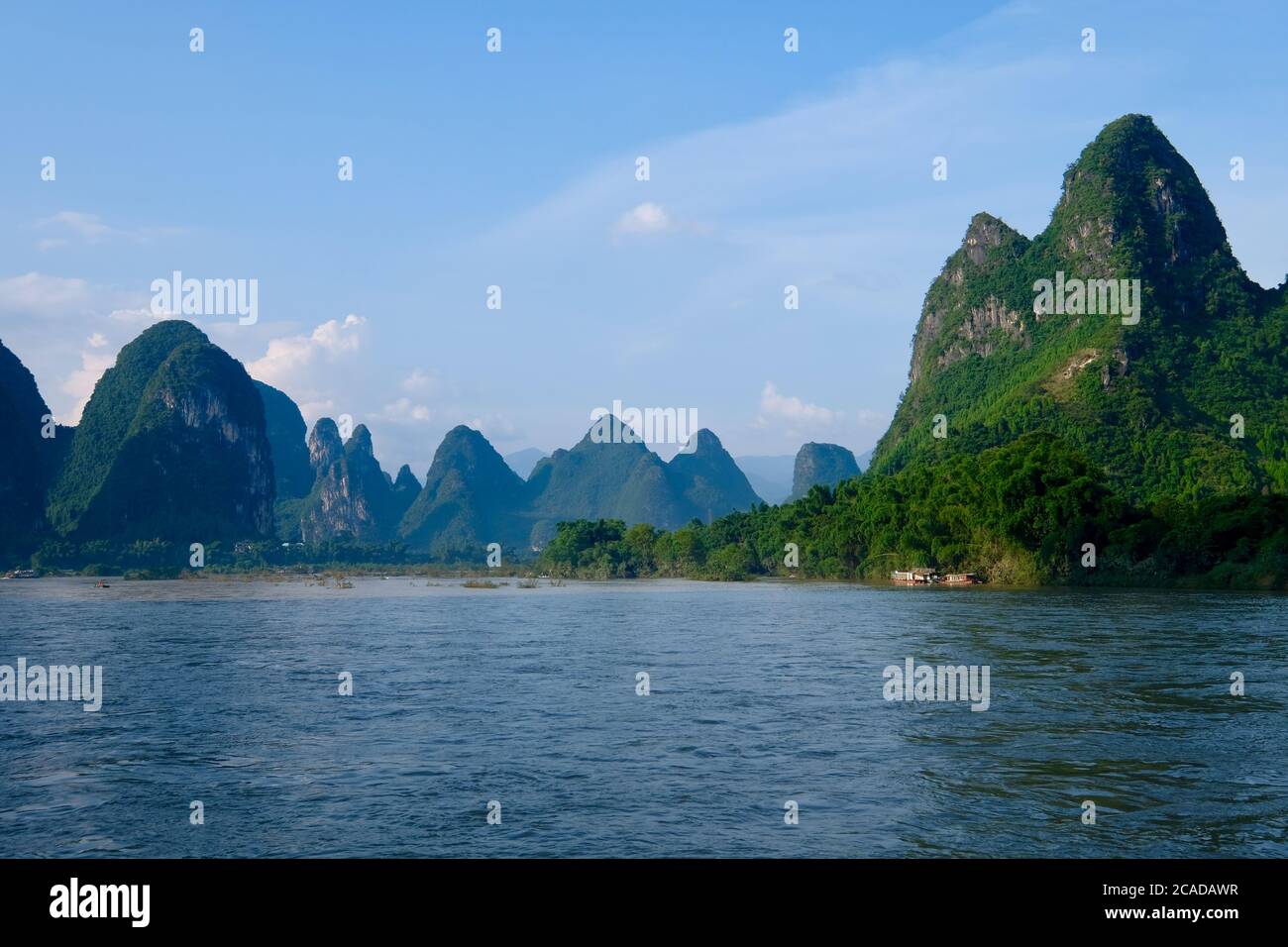 Schöne Aussicht auf Lijiang (Li Fluss) in Guilin Stadt Guangxi China. Grüne Waldberge über friedlichem blauen Fluss. Karstlandform. Stockfoto